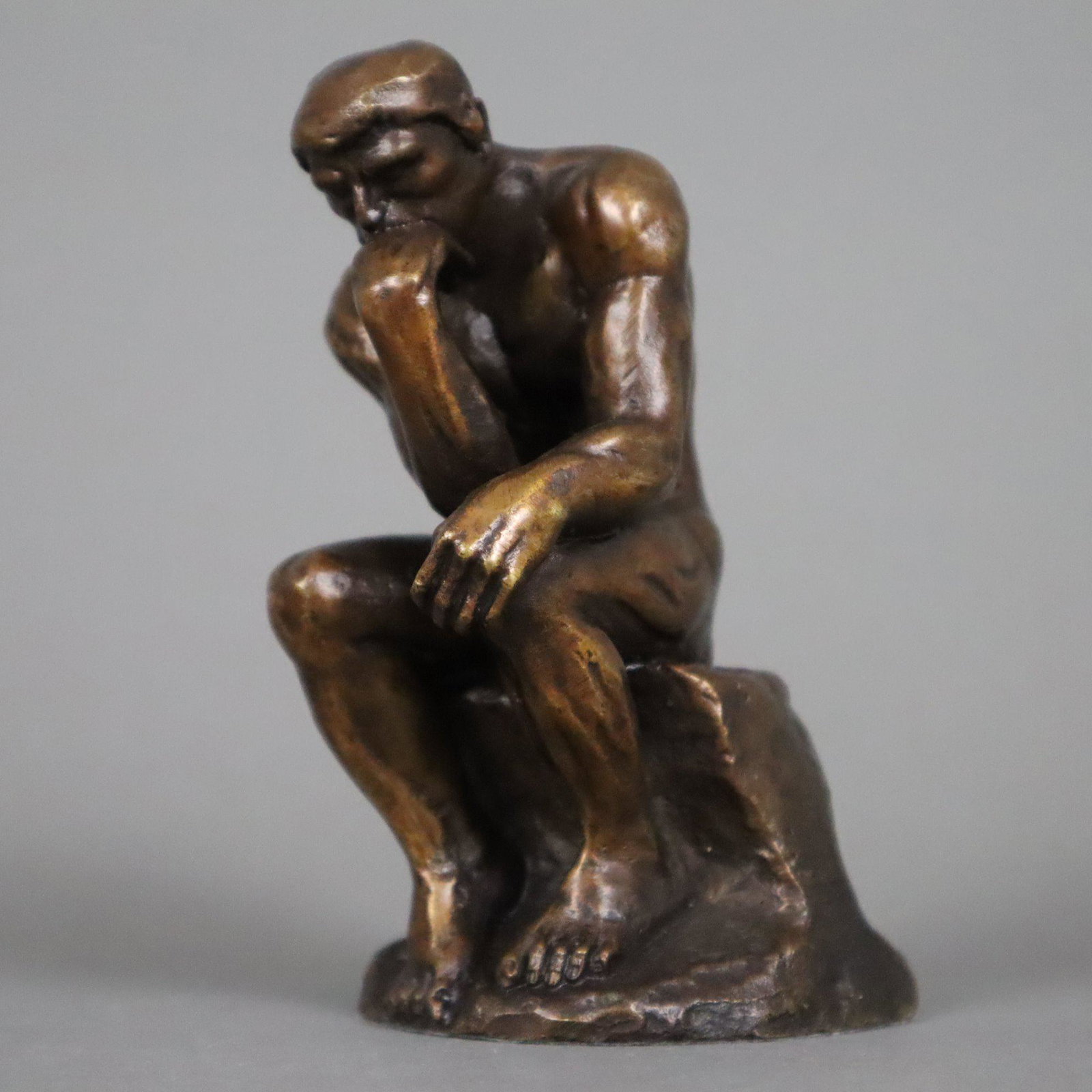 Rodin, Auguste (1840 Paris - Meudon 1917, nach) - "Le Penseur"/ "Der Denker", Bronzereplik, braun: Rodin, Auguste (1840 Paris - Meudon 1917, nach) - "Le Penseur"/ "Der Denker", Bronzereplik, braun patiniert, gestempelt "Reproduction Bronze", H. ca.12cm