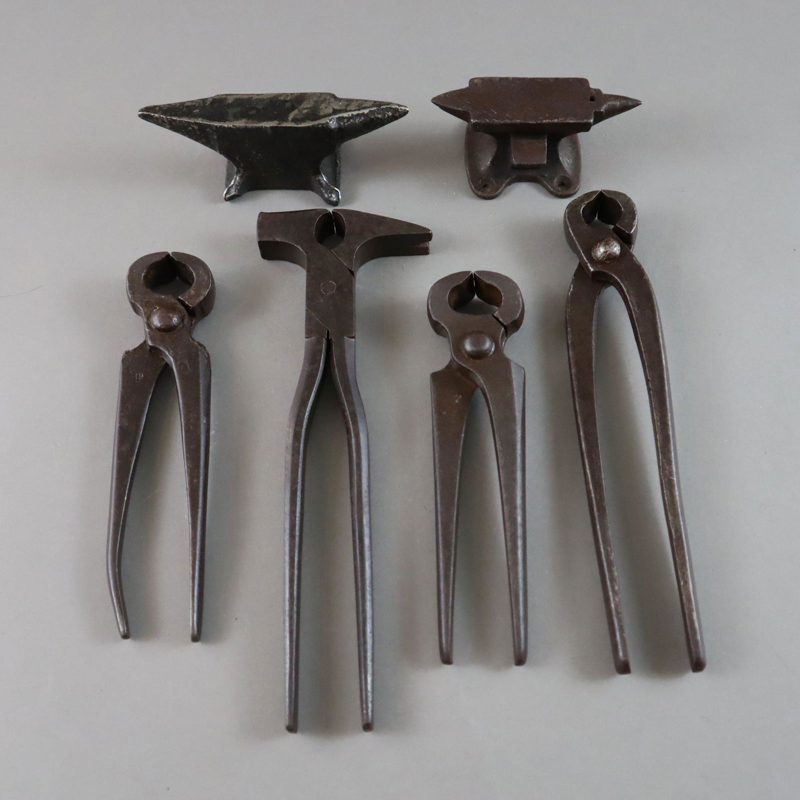 Konvolut antike Schmiedeeisen - 2x Miniaturambosse, HxL.ca.4,7x13,5cm und 4,5x10,5cm, 4x antike (1 of 7)