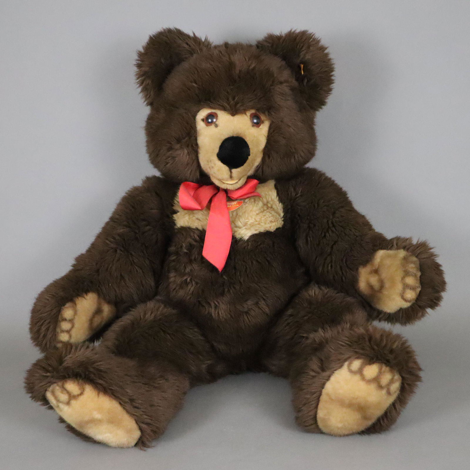 Großer Steiff-Bär "Molly" - 1980er Jahre, mit Schild, Fahne und Knopf, Nr.019944, (1 of 9)