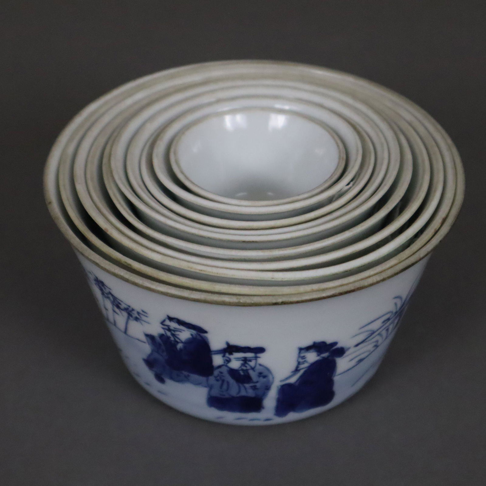 Ein Satz von zehn ineinander gestellten blau-weißen Schälchen - China, ausgehende (1 of 6)
