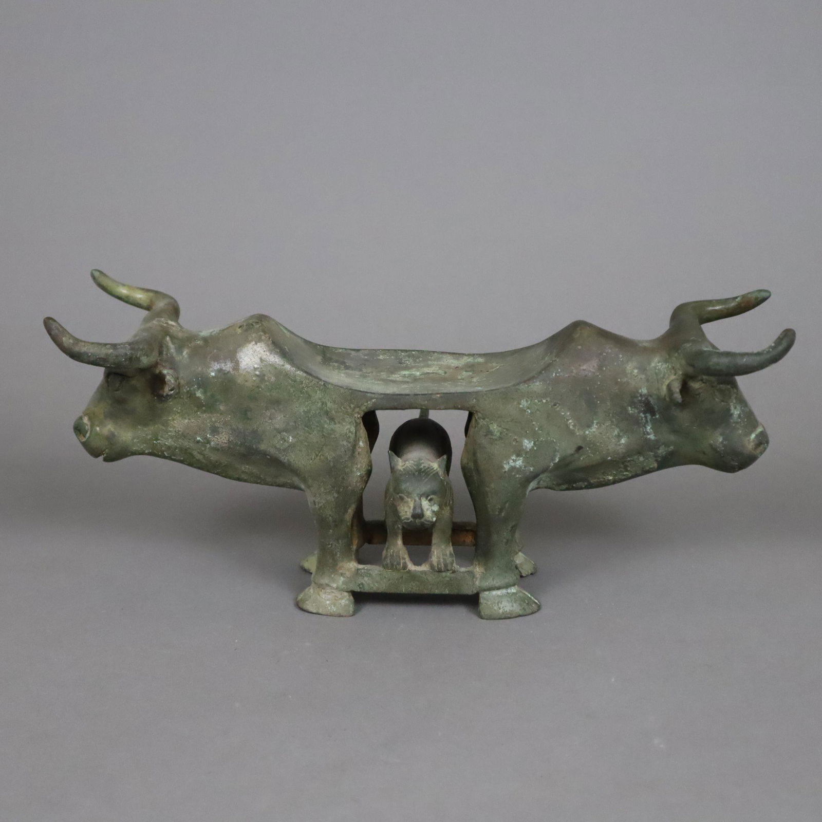 Kleiner figürlicher Opfertisch im Stil der Dian-Kultur (3.-2.Jh. v.Chr.) - China, (1 of 8)