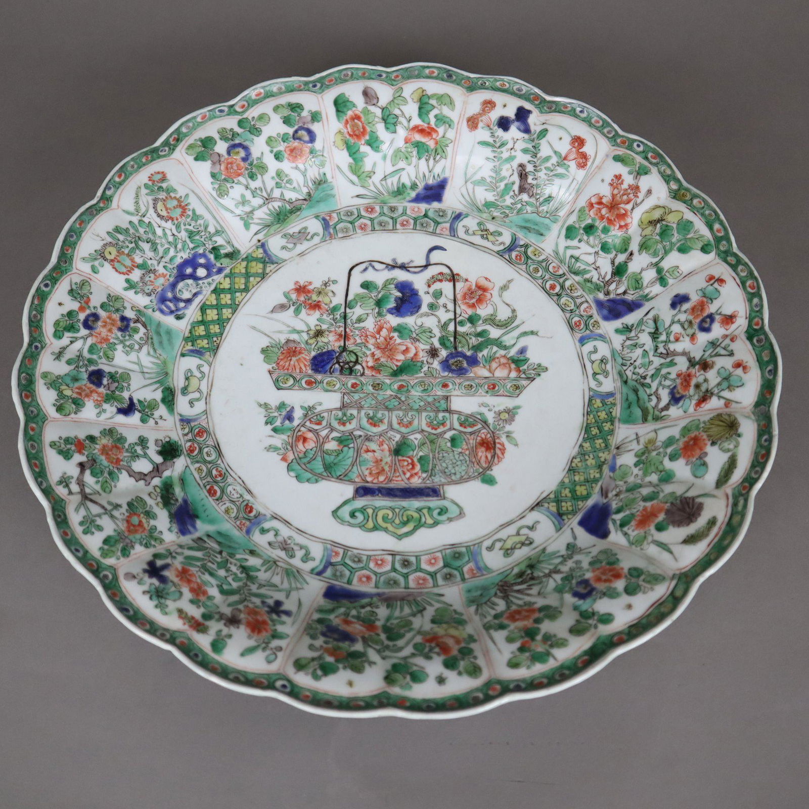 Große gemuldete Famille verte-Fächerplatte - China, Qing-Dynastie, im Zentrum steht ein (1 of 7)