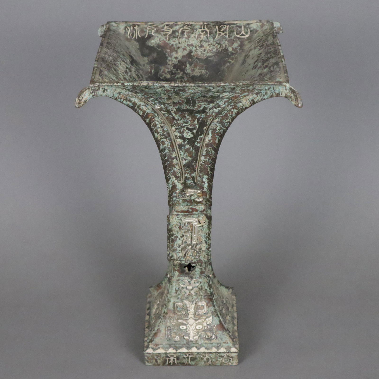 Gu'-Vase im archaischen Stil - China, Metallguss, grün patiniert, Replik einer rituellen (1 of 11)