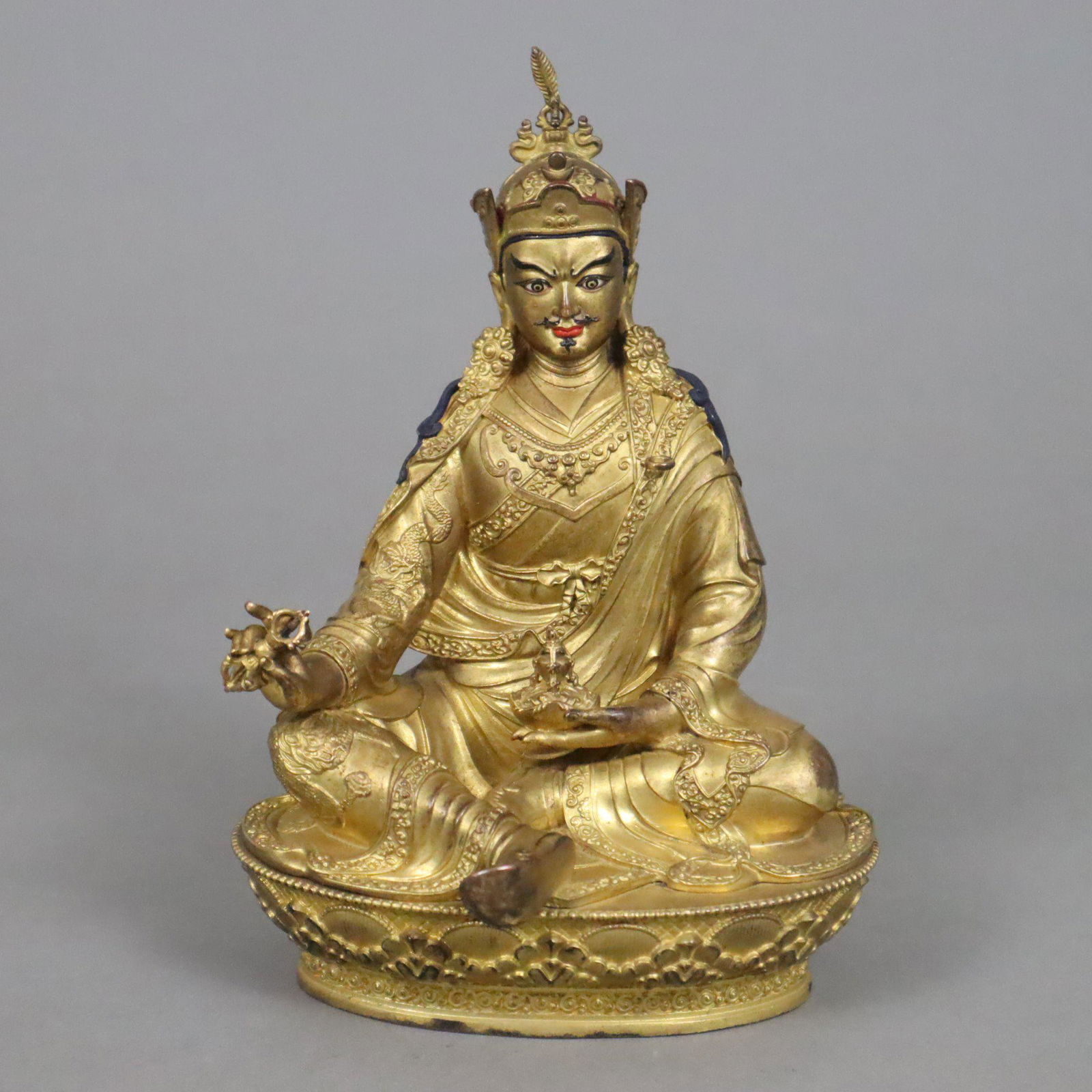 Padmasambhava als Guru Rinpoche - Kupferlegierung vergoldet, mit polychromer Bemalung, in lalitasana (1 of 8)