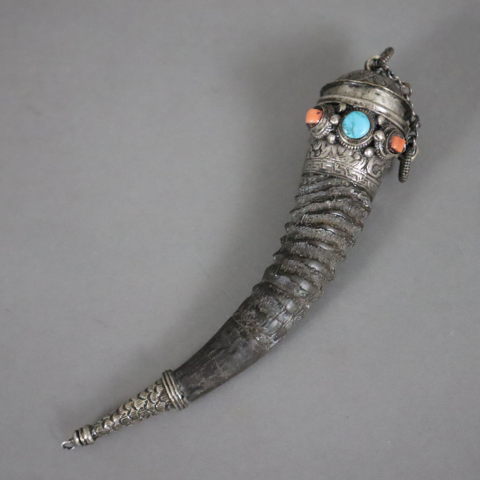 Kleines Zier-Pulverhorn mit Steckdeckel an Kette - Himalaya-Region (Nordindien), wohl 19.Jh., Korpus (1 of 5)