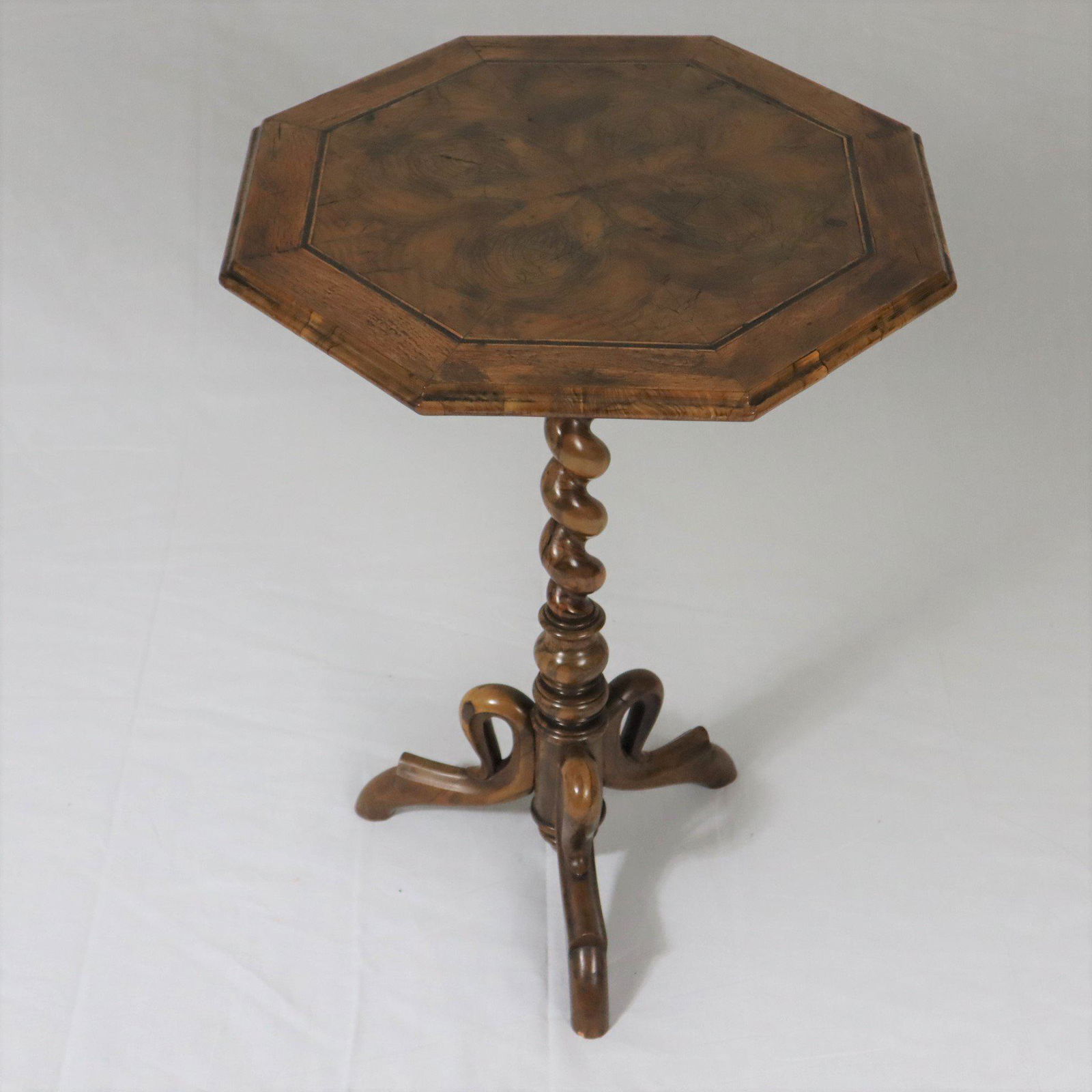 Beistelltisch - Nussbaum furniert, 3 geschwungene Beine, gedrehter Säulenschaft, achteckige (1 of 8)