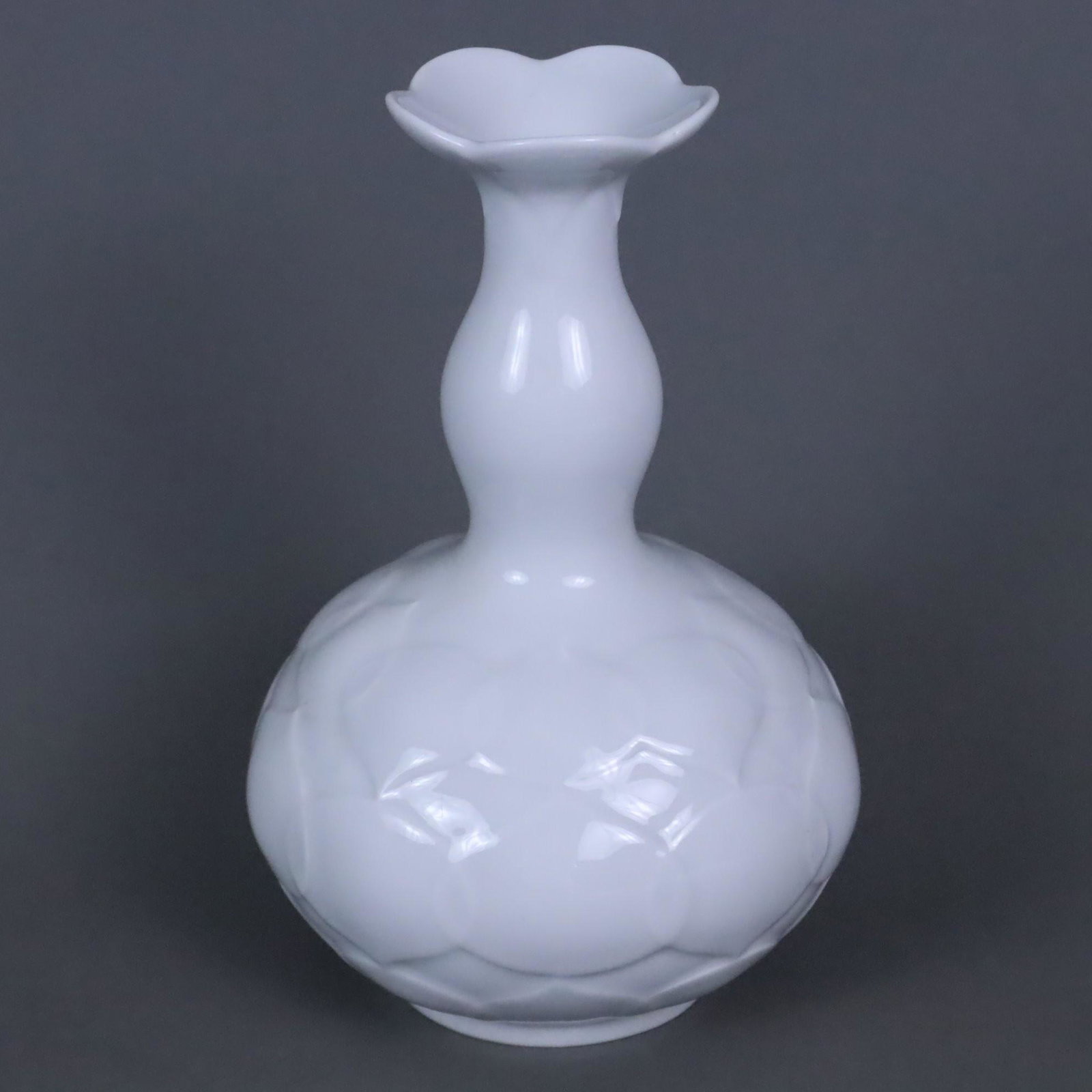 Lotos-Vase - Meissen, Entwurf Ludwig Zepner für Meissen, Weißporzellan, gedrückt: Lotos-Vase - Meissen, Entwurf Ludwig Zepner für Meissen, Weißporzellan, gedrückt gebauchter Korpus mit balusterförmigem Hals und auskragendem, gewelltem Mündungsrand, lotosf&#