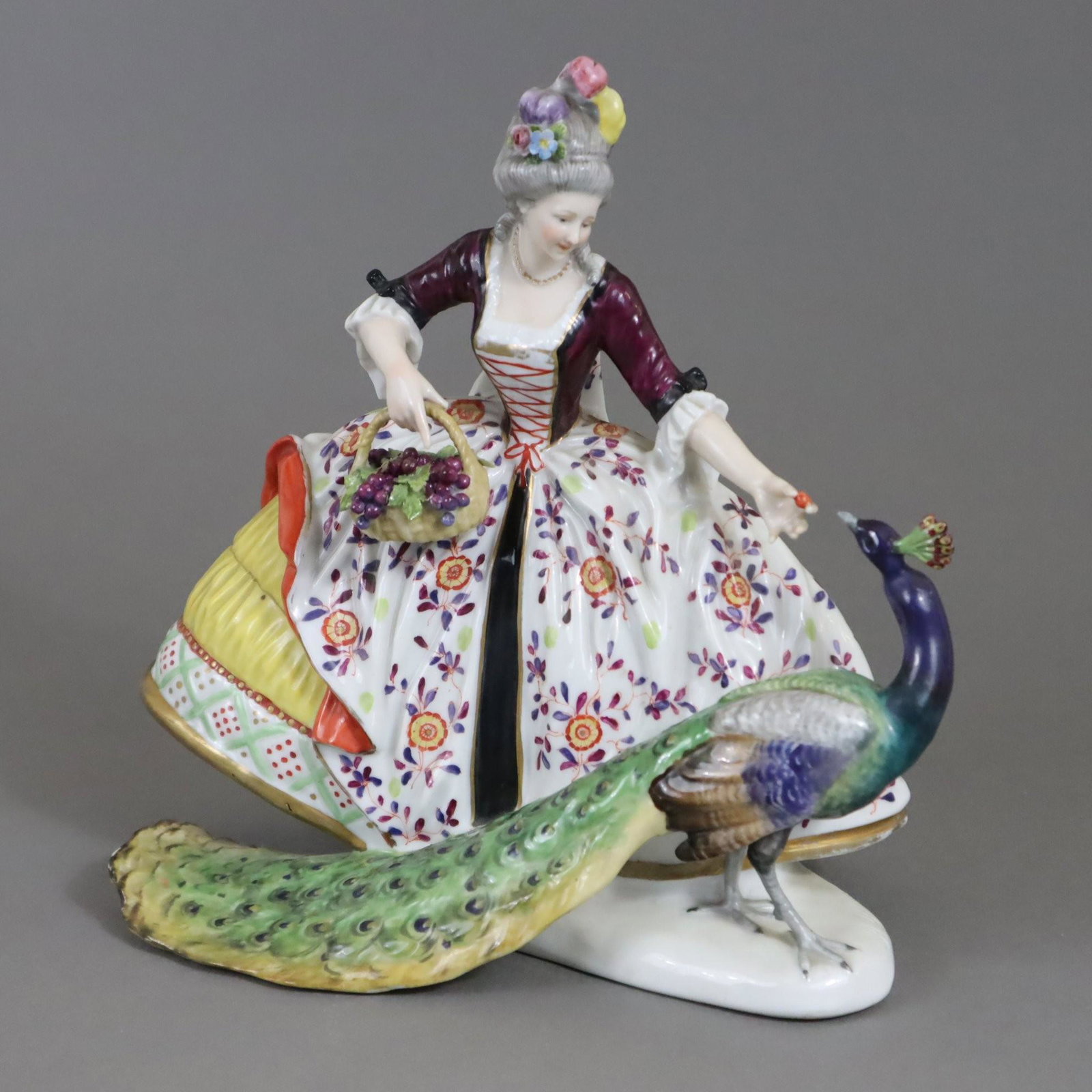 Krinolinendame mit Pfau - Entw.: Anton Büschelberger (um 1920), gemarkt mit "N" unter Krone: Krinolinendame mit Pfau - Entw.: Anton Büschelberger (um 1920), gemarkt mit "N" unter Krone für Neapel, aber wohl Ackermann & Fritze, Volkstedt, 20.Jh, herausgeputzte Rokoko-Dame einen Pfau 