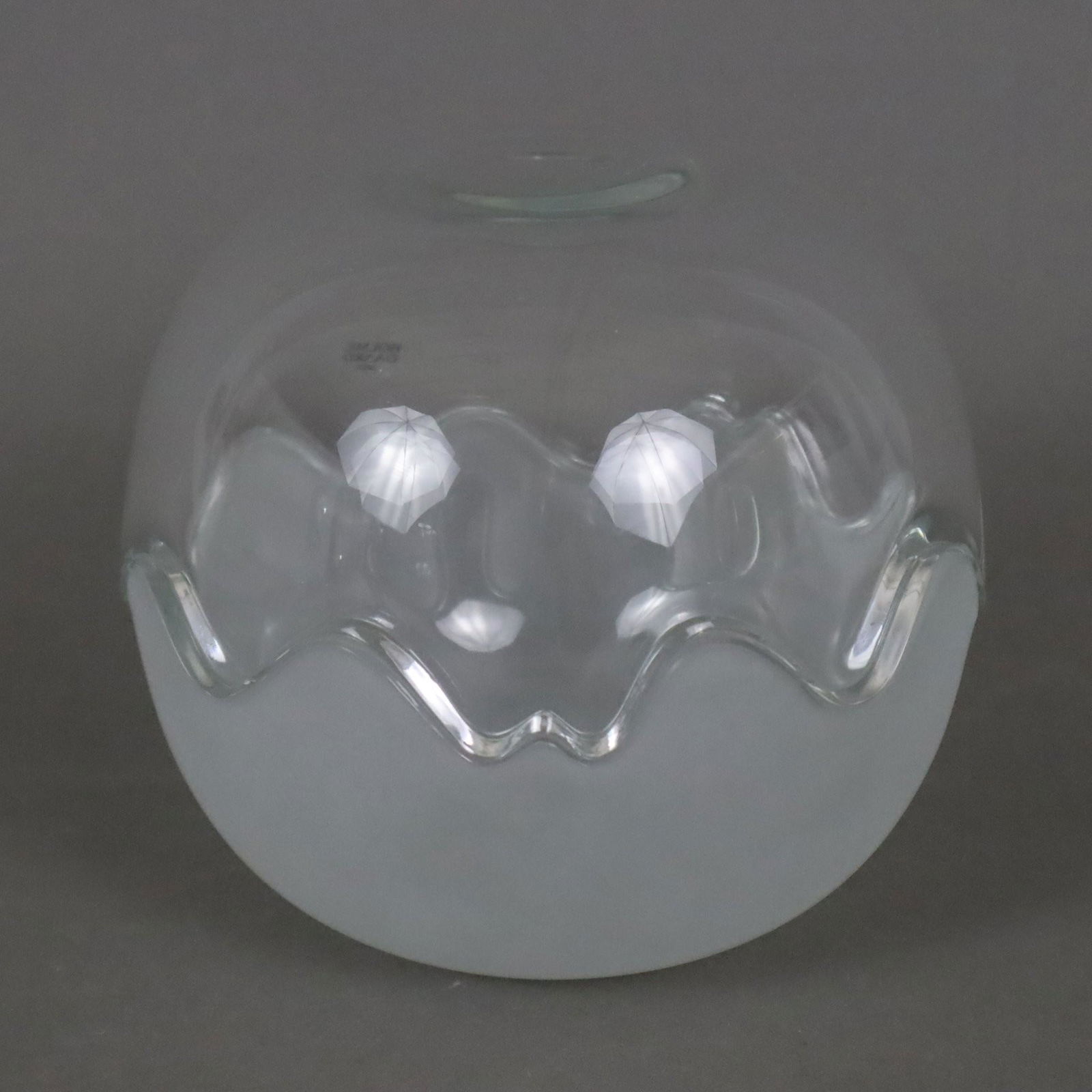 Bonbonnière "Mixed Double" - Holmegaard, Dänemark, Entwurf: Michael Bang, dickwandiges: Bonbonnière "Mixed Double" - Holmegaard, Dänemark, Entwurf: Michael Bang, dickwandiges Klarglas, untere Schale außen mattiert, mit Hersteller-Etikett, minimale Gebrauchsspuren, HxD: jew