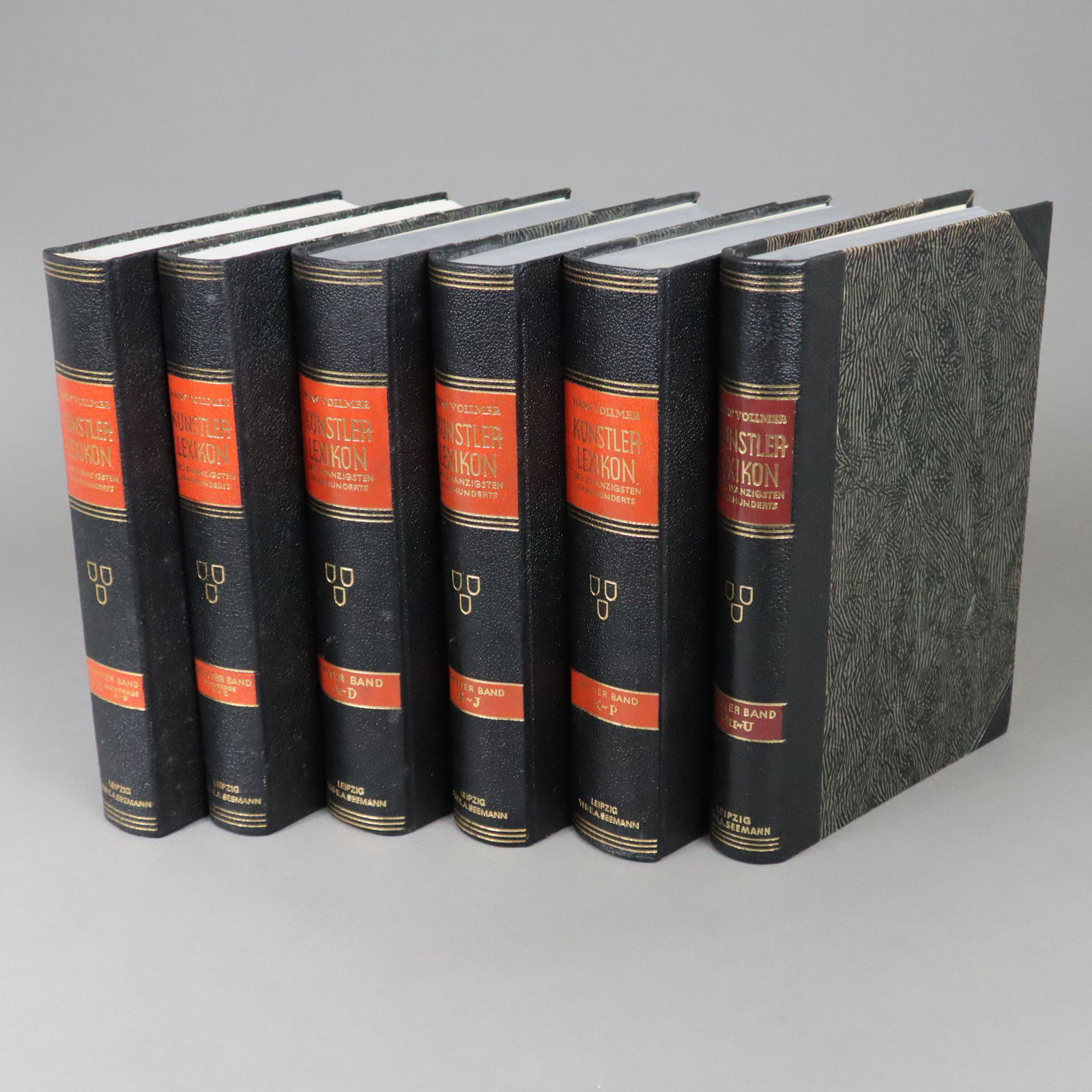 Vollmer, Hans - "Allgemeines Lexikon der Bildenden Künstler des XX. Jahrhunderts", 6 Bde.,: Vollmer, Hans - "Allgemeines Lexikon der Bildenden Künstler des XX. Jahrhunderts", 6 Bde., Leipzig, Seemann, OHalblederbände, goldgeprägte Rückentituli, Gebrauchsspuren