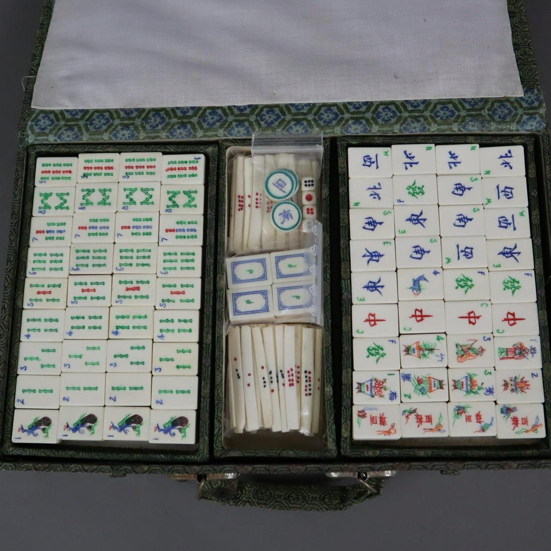Mah Jongg Spiel - China 20. Jh., mit Stoff bespannter kleiner Holzkoffer mit komplettem Satz an: Mah Jongg Spiel - China 20. Jh., mit Stoff bespannter kleiner Holzkoffer mit komplettem Satz an Spielsteinen (144 Stück + 6 weitere), 4 Jetons, 4 Würfel sowie 2 x 60 Stäbchen, Bambus/Be