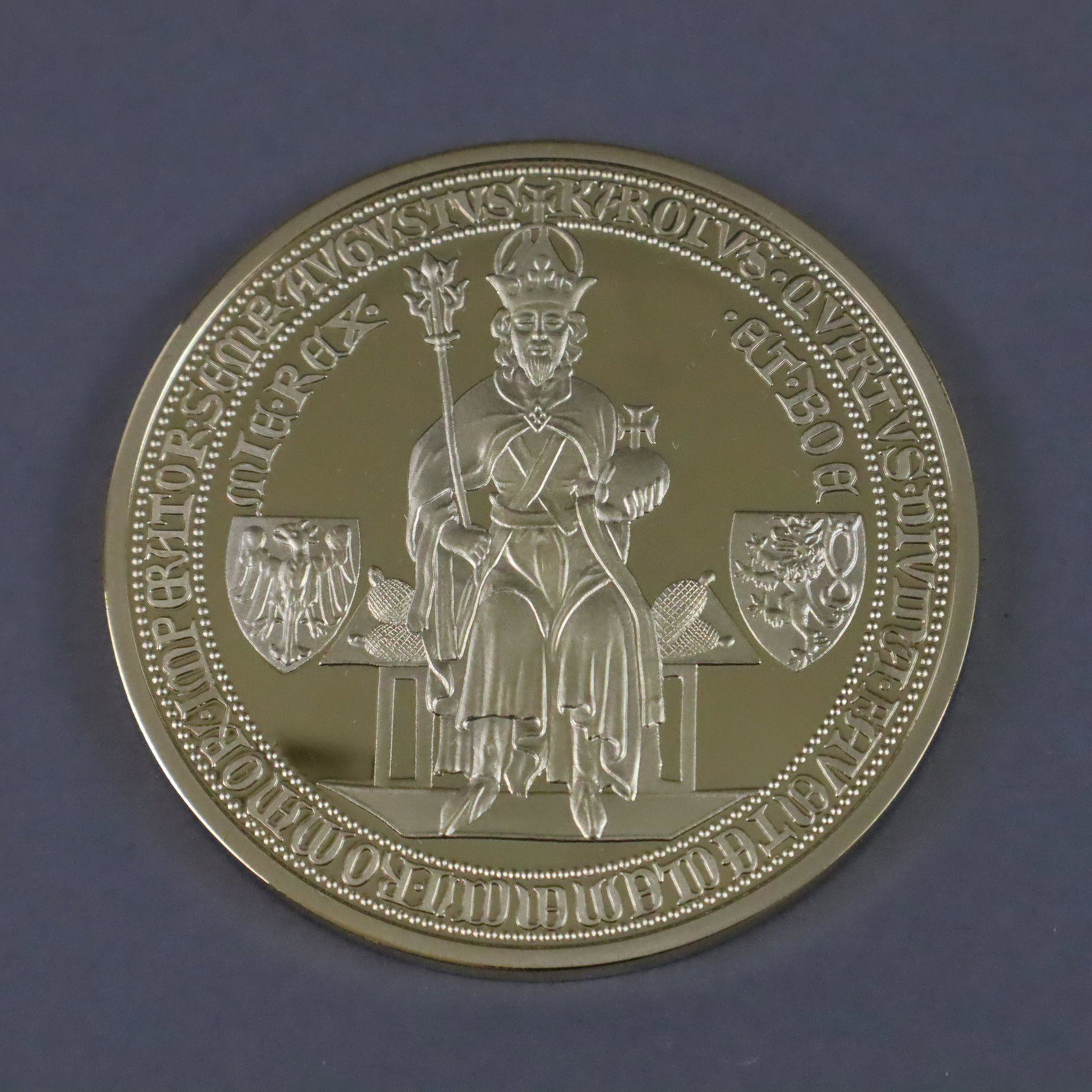 Replik der "Goldenen Bulle" Kaiser Karls IV. (1346-1378) - vergoldete Nachbildung des Frankfurter: Replik der "Goldenen Bulle" Kaiser Karls IV. (1346-1378) - vergoldete Nachbildung des Frankfurter Exemplars von 1366, limitierte Edition von 2000 Ex., hier Nr. 1296, Dm. ca. 6,4 cm, Gewicht ca. 108,5