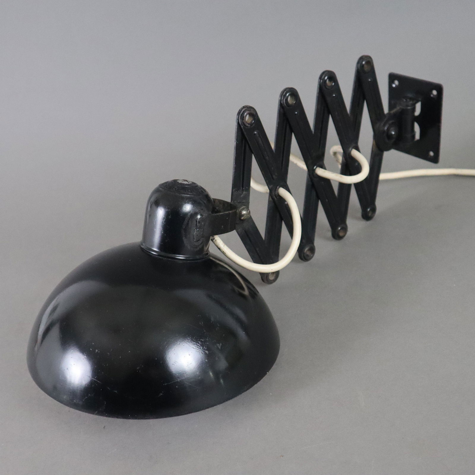 Scherenlampe - Kaiser-idell, um 1930, Entwurf: Christian Dell (1893 Offenbach am Main - Wiesbaden: Scherenlampe - Kaiser-idell, um 1930, Entwurf: Christian Dell (1893 Offenbach am Main - Wiesbaden 1974), Modell "6718", Metall, schwarz lackiert, Schirm innen cremefarben, Scherengestell mit schwenkba