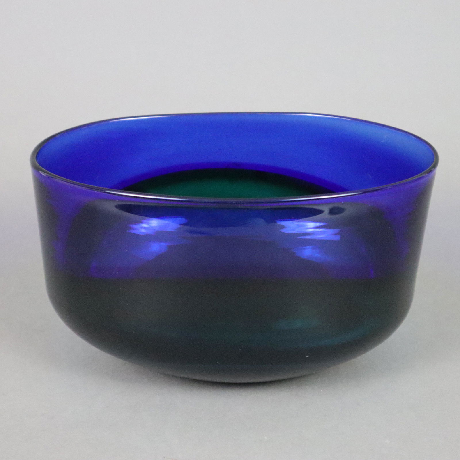 Glas-Ziervase - Murano, Ausführung: Venini & C., Entwurf: Timo Sarpaneva, 1991/92, ovale Form,: Glas-Ziervase - Murano, Ausführung: Venini & C., Entwurf: Timo Sarpaneva, 1991/92, ovale Form, farbloses Glas, farbige Bandeinschmelzungen in Gelb, Dunkelbraun, Türkis, Grün und Kobaltb