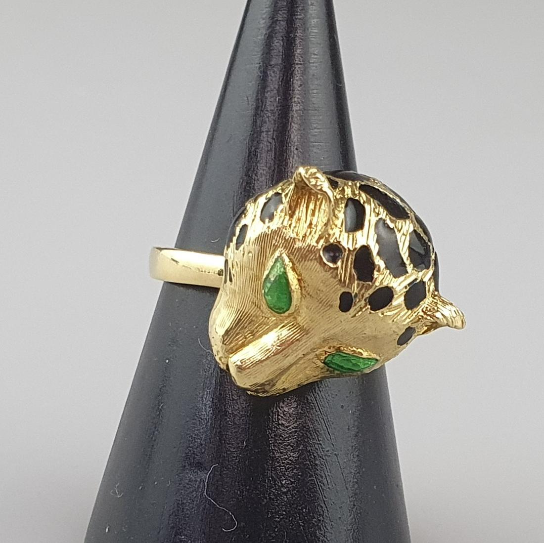 Vintage-Ring - Ringkopf in Form eines Pantherkopfes, Metall vergoldet mit schwarzen Emailflecken,: Vintage-Ring - Ringkopf in Form eines Pantherkopfes, Metall vergoldet mit schwarzen Emailflecken, grüne Schmucksteine an Augen, Dm. Ringkopf ca.19 mm, Dm. Ringschiene ca.17mm, Gewicht ca.10 g