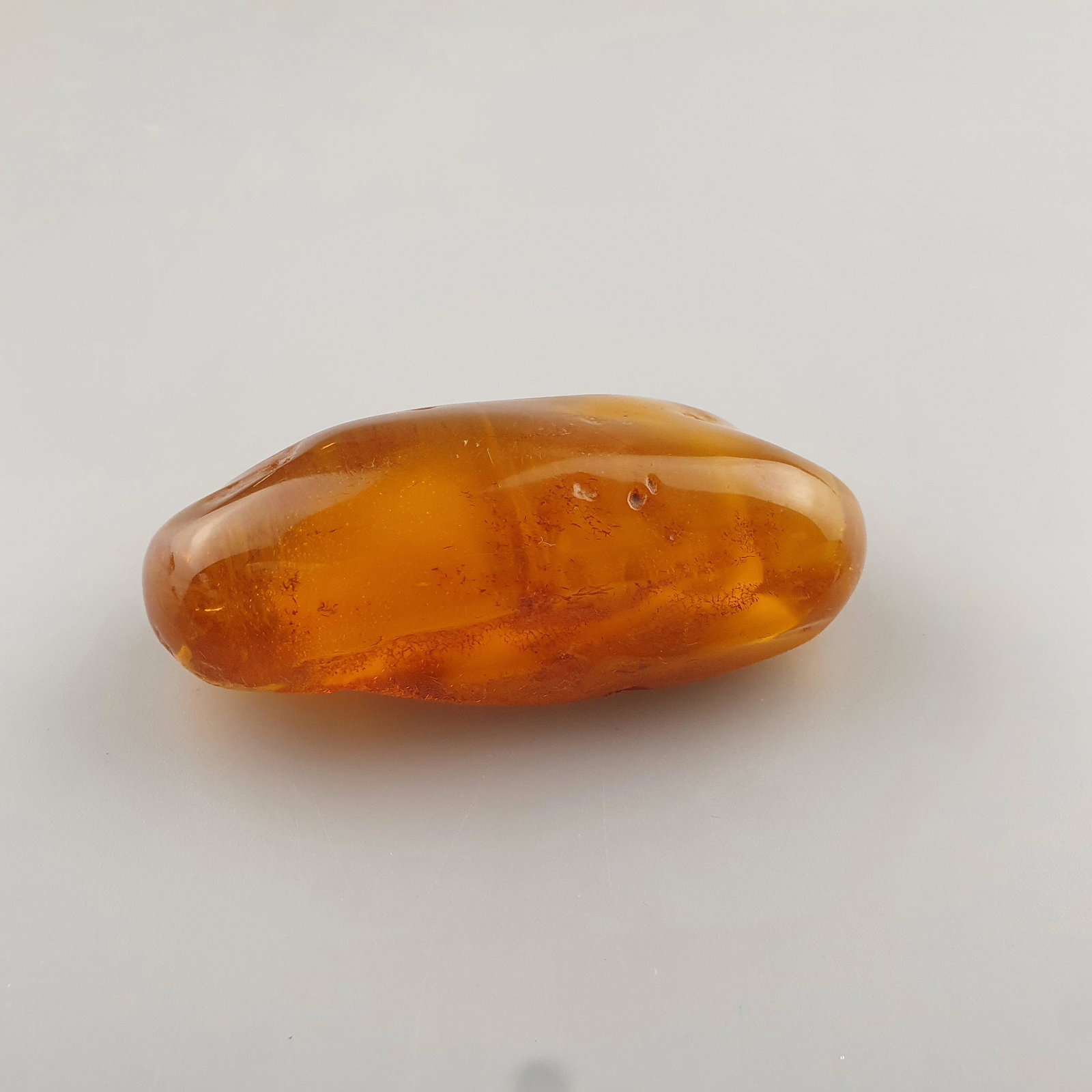 Handschmeichler / Paperweight - Honig-/Butterscotch-Bernstein, ca. 59,5 g, ca. 8 x 3,8 x 2,5 cm: Handschmeichler / Paperweight - Honig-/Butterscotch-Bernstein, ca. 59,5 g, ca. 8 x 3,8 x 2,5 cm