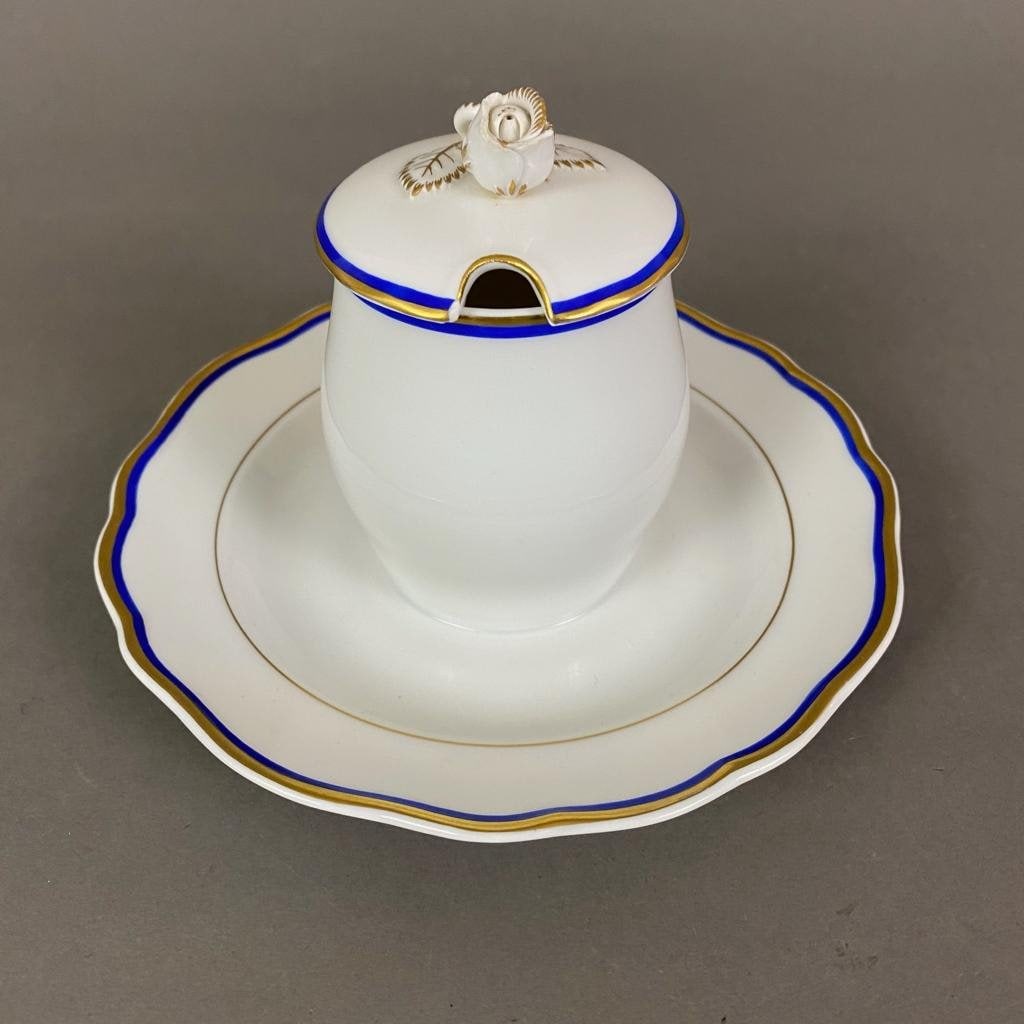 Senfgefäß - Meissen, Weißporzellan, Rand kobaltblau- und goldbemalt, fassfö: Senfgefäß - Meissen, Weißporzellan, Rand kobaltblau- und goldbemalt, fassförmiges Senfgefäß auf festem Unterteller, Deckel mit Löffelaussparung und Rosenknauf, unter