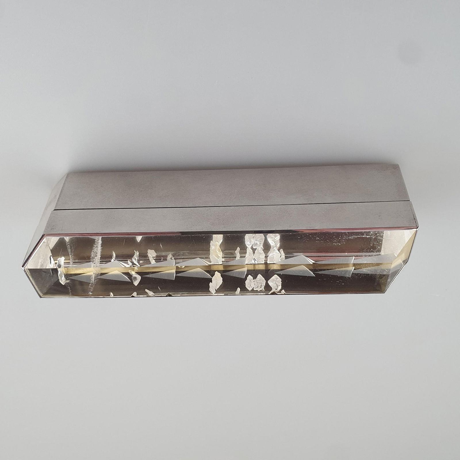 Ausgefallene kleine Deckelschatulle mit Bergkristall- und Diamanten-Zier - ATELIER MUNSTEINER,: Ausgefallene kleine Deckelschatulle mit Bergkristall- und Diamanten-Zier - ATELIER MUNSTEINER, Stipshausen (nahe Idar-Oberstein), hexagonale (längsrechteckig mit zwei abgeschrägten Ecken) Me