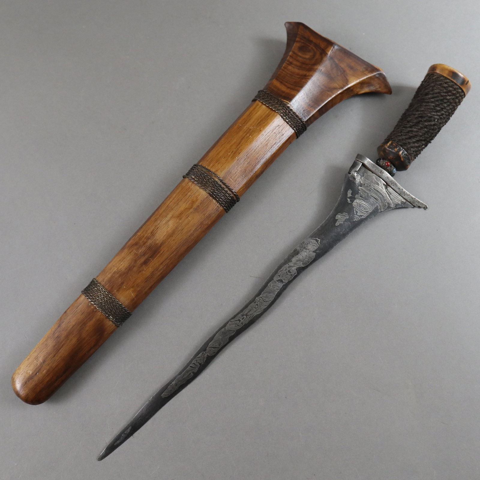 Kris - Indonesien, Bali/ Lombok, 1.Hälfte 20.Jh., gerade Klinge/ dapur bener aus Damaststahl,: Kris - Indonesien, Bali/ Lombok, 1.Hälfte 20.Jh., gerade Klinge/ dapur bener aus Damaststahl, Tapukan-Griff mit Haarbesatz, Mendak mit farbigen Glassteinen, Warangka vom Typ "sandang walikat", Ho