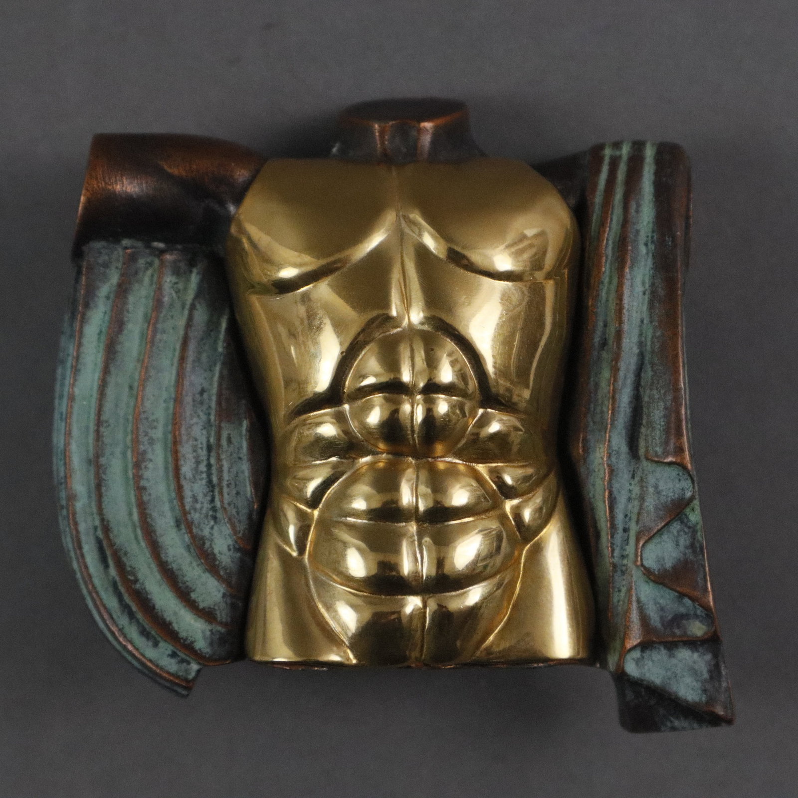 Berrocal, Miguel (1933 Malaga - 2006 Antequera) - "Eros", Bronze, teils grün patiniert,: Berrocal, Miguel (1933 Malaga - 2006 Antequera) - "Eros", Bronze, teils grün patiniert, geflügelter Männertorso mit abnehmbarem Brustpanzer aus goldfarbenem Metall, unterseitig signiert