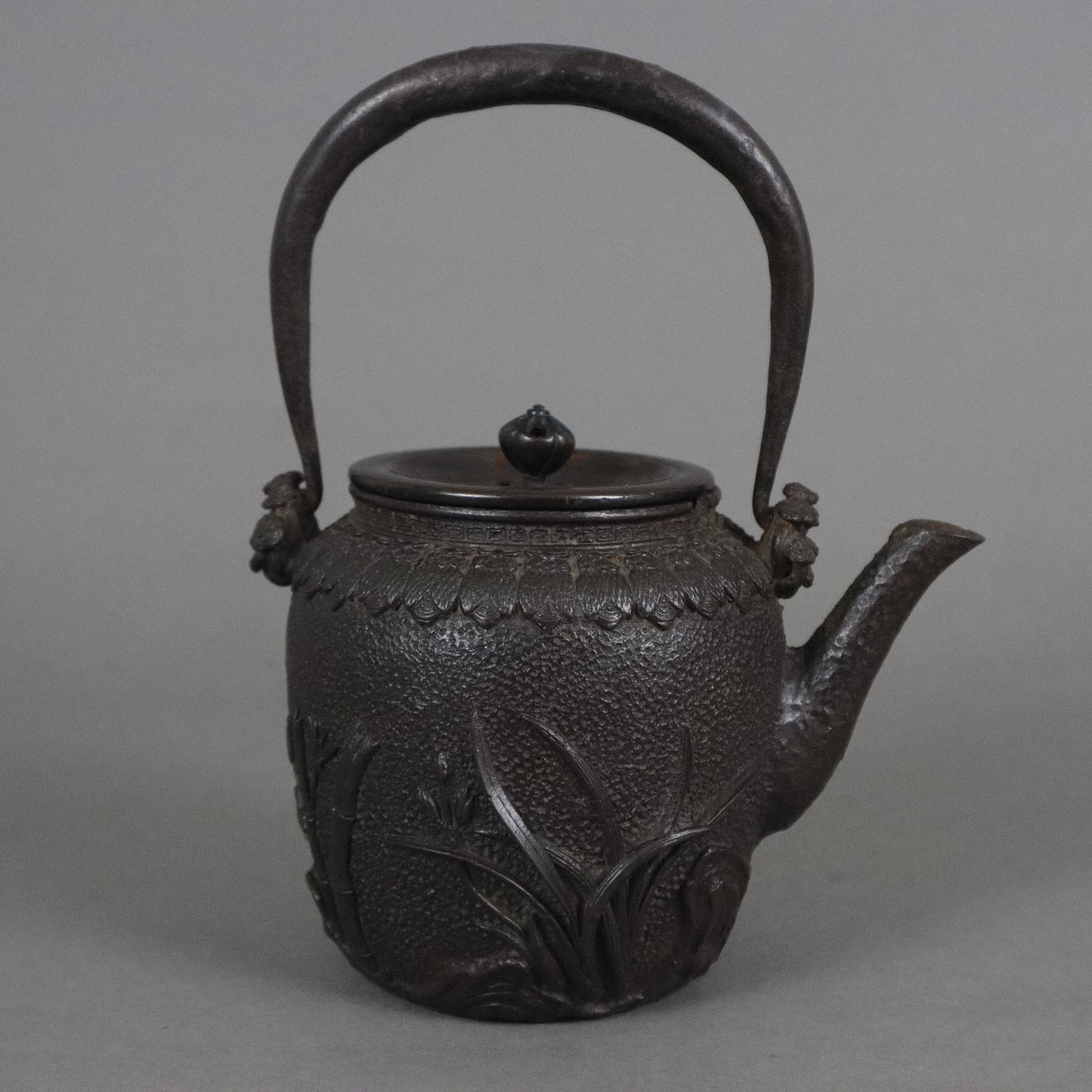 Tetsubin - Wasserkessel für die Teezeremonie, Japan, ca. Meiji-Zeit, Gusseisen mit beweglichem: Tetsubin - Wasserkessel für die Teezeremonie, Japan, ca. Meiji-Zeit, Gusseisen mit beweglichem tauschiertem Bügelhenkel, Deckel mit Knospenknauf aus Bronzelegierung, Deckel innen signiert, l