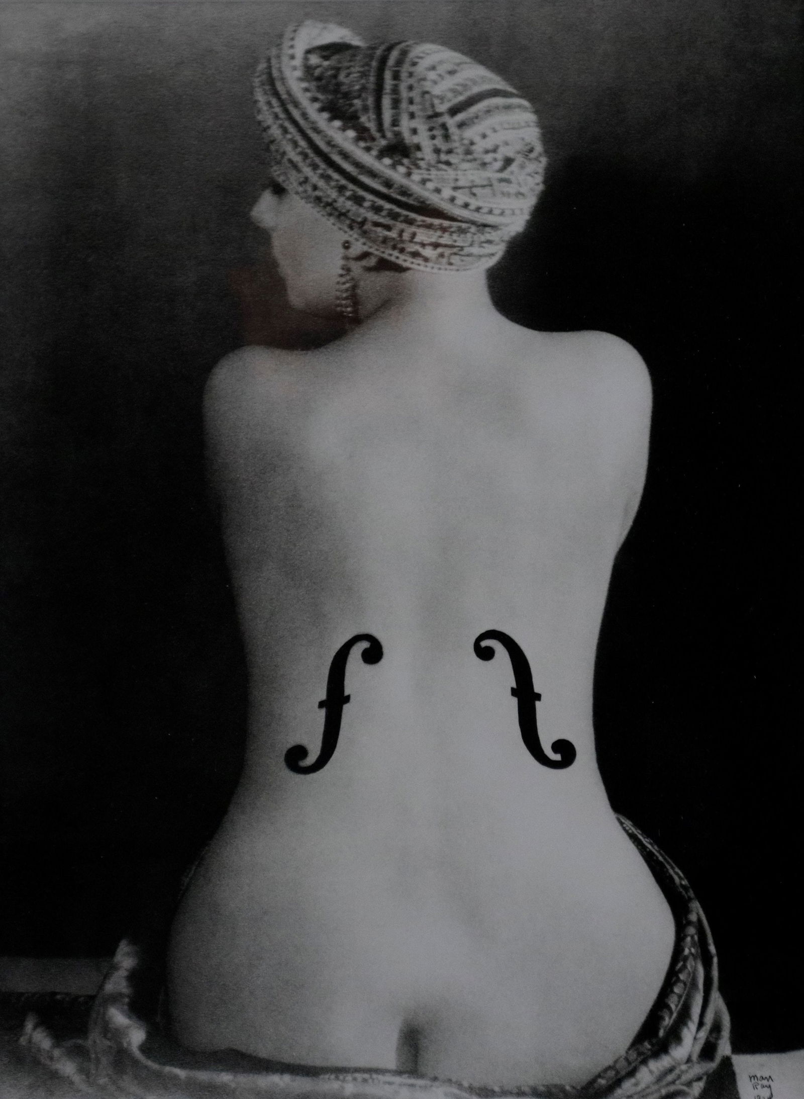 Man Ray (1890 Philadelphia -1976 Paris) - "Violin d'Ingres", Offsetdruck, im Druck signiert und: Man Ray (1890 Philadelphia -1976 Paris) - "Violin d'Ingres", Offsetdruck, im Druck signiert und datiert '1934', Sichtmaße ca. 33 x 24,5cm, mit Passepartout unter Glas gerahmt, Gesamtmaße ca.