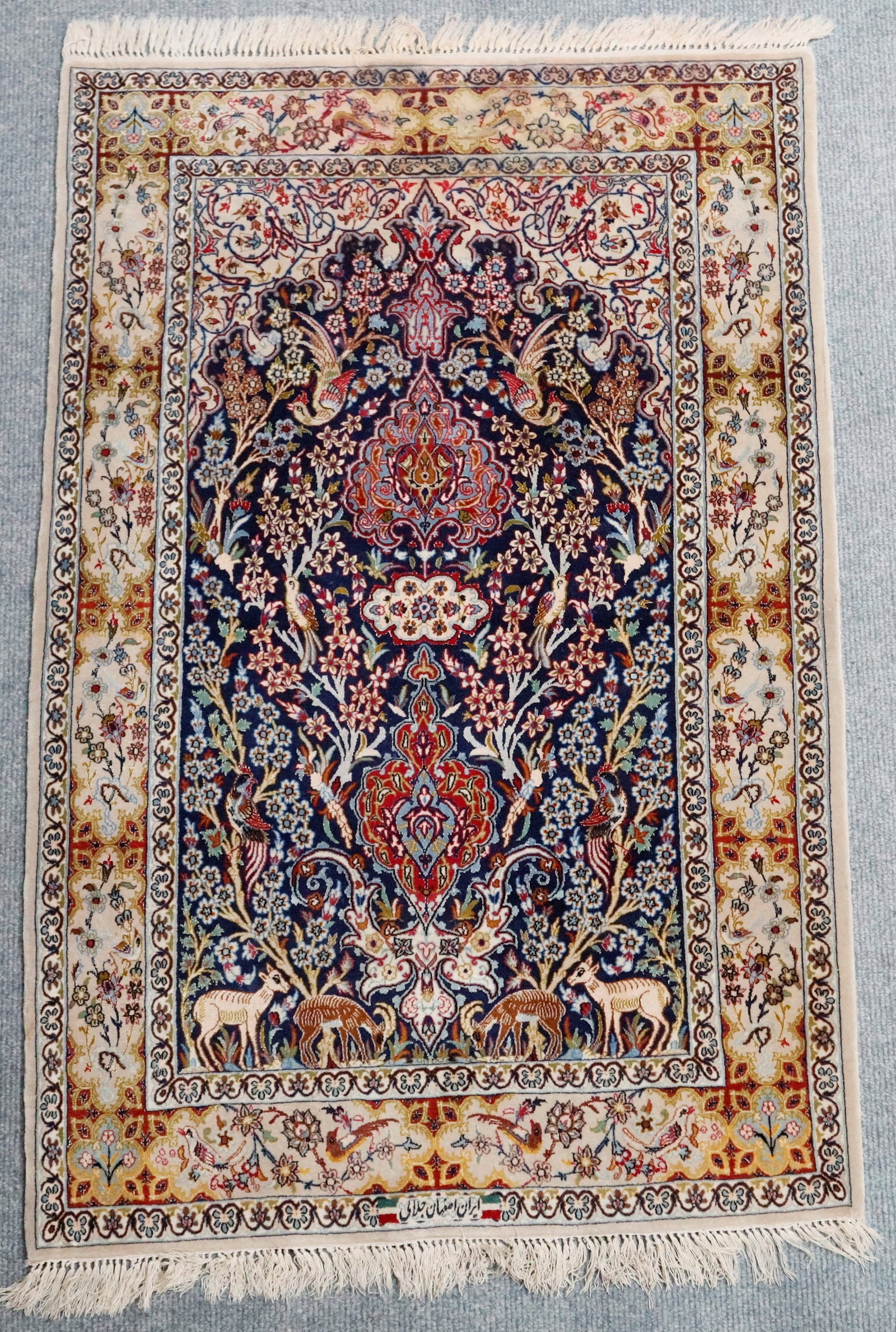 Isfahan-Brücke - Persien, signiert, Wolle mit Seide, blaugrundiges Innenfeld, floral gemustert: Isfahan-Brücke - Persien, signiert, Wolle mit Seide, blaugrundiges Innenfeld, floral gemustert mit Wildtieren und Vögeln, beigegrundige Hauptbordüre mit Ornamenten und Vogeldekor, Gebra