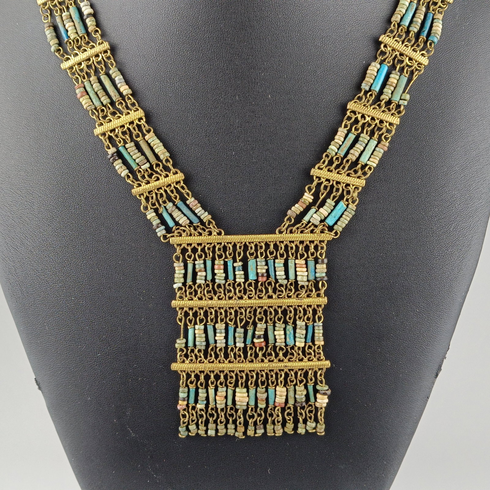 Brustschmuck im altägyptischen Stil - Ägypten, 1.Hälfte 20.Jh. bzw. älter, lange: Brustschmuck im altägyptischen Stil - Ägypten, 1.Hälfte 20.Jh. bzw. älter, lange vielteilige Kette fein gearbeitet aus Messing sowie unzähligen glasierten Fayence-Perlen und -