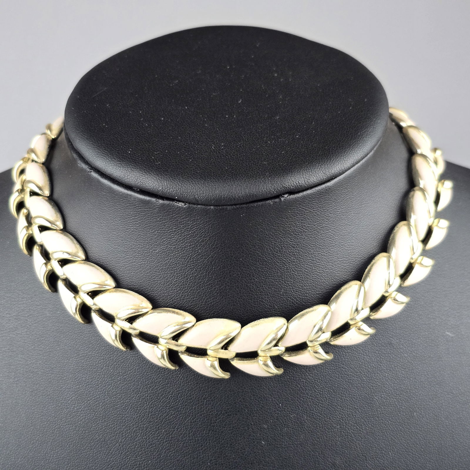 Filigranes Vintage-Collier in Pastellrosé- CORO / USA, nach 1955, Weißbronze, rhodiniert,: Filigranes Vintage-Collier in Pastellrosé- CORO / USA, nach 1955, Weißbronze, rhodiniert, teils vergoldet, als beweglicher Blattzweig gearbeitet, überzogen mit Emaille in zartem Hellros