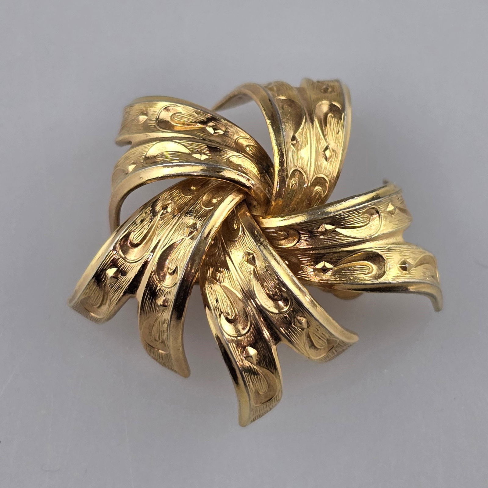 Vintage-Brosche - Henkel & Grosse (Pforzheim), goldfarbenes Metall, Wirbelform, signiert „19: Vintage-Brosche - Henkel & Grosse (Pforzheim), goldfarbenes Metall, Wirbelform, signiert „19 Grosse (mit Krone) © 64 (=1964) GERMANY“, Dm. ca. 3,3 cm, ca. 8,8 g