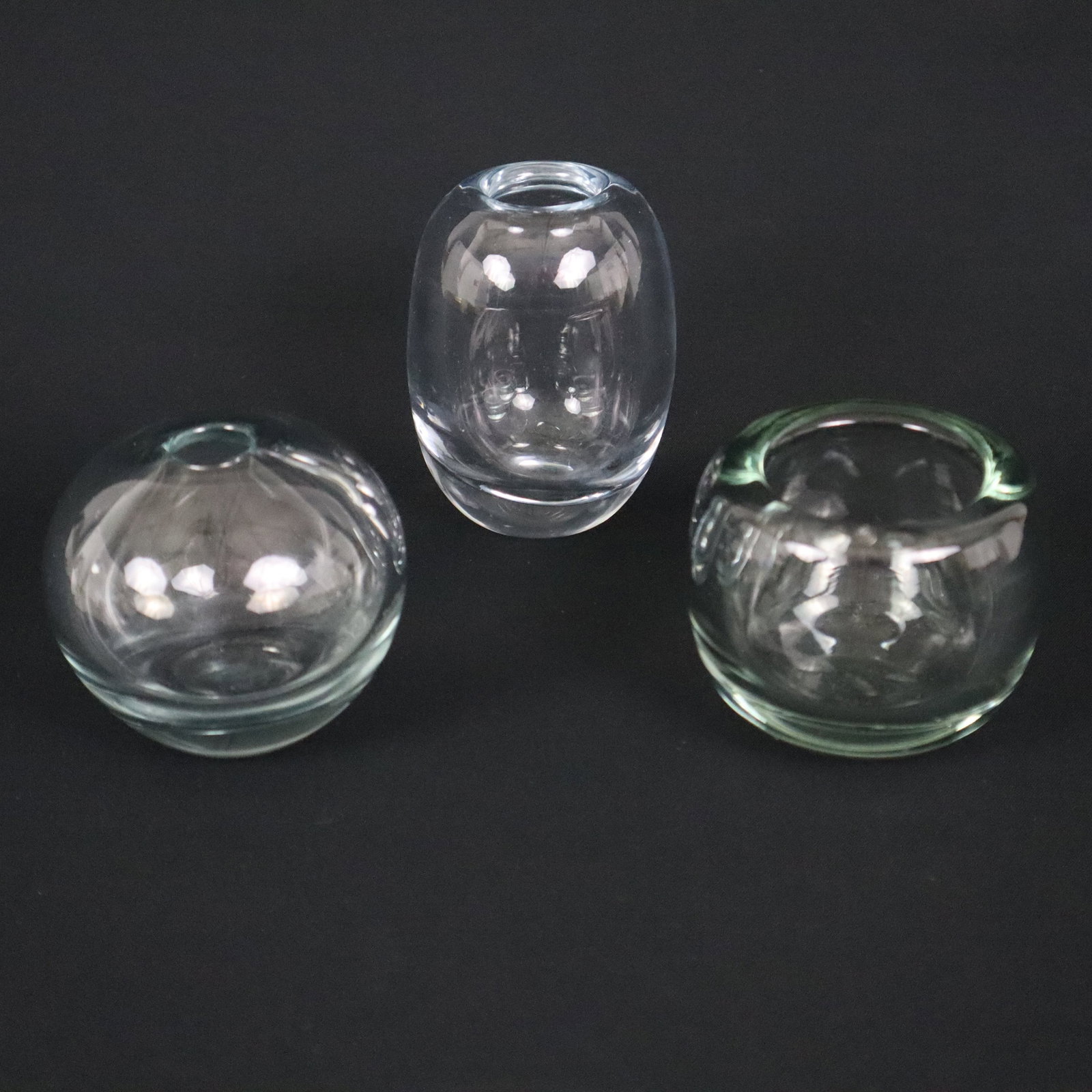 Drei Miniaturvasen - dickwandiges Glas, 2x Per Lütken für Holmegaard, Dänemark,: Drei Miniaturvasen - dickwandiges Glas, 2x Per Lütken für Holmegaard, Dänemark, leicht getöntes Glas, unterseitig Ritzsignatur "Holmegaard 19 PL 59" sowie "Holmegaard PL 117714", 1