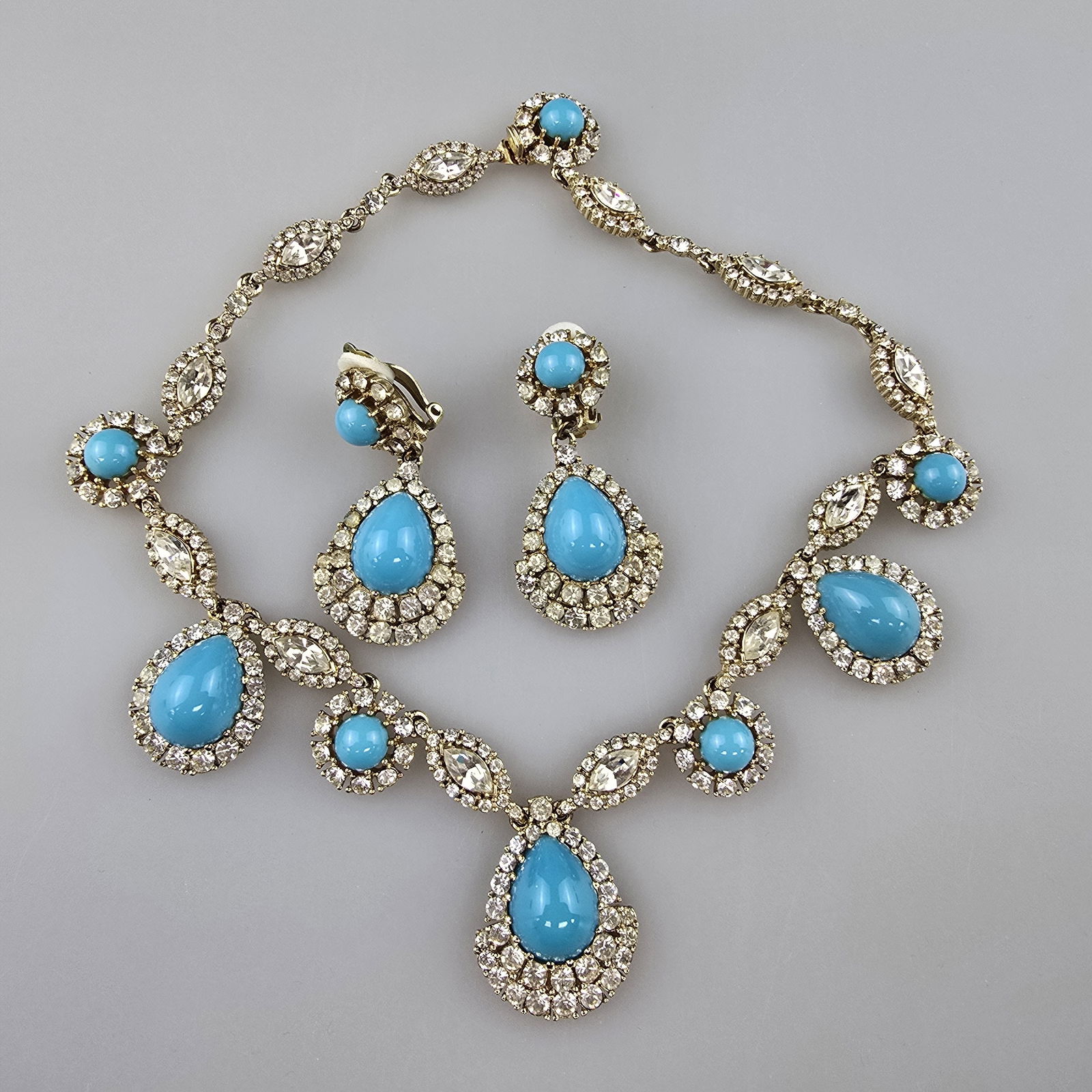 Funkelndes Vintage-Schmuckset - CINER / USA, goldfarbenes Metall, bestehend aus 1 Collier und 1 Paar: Funkelndes Vintage-Schmuckset - CINER / USA, goldfarbenes Metall, bestehend aus 1 Collier und 1 Paar Ohrclips, florale und navetteförmige Glieder mit breiten tropfenartigen Abhängungen, ausg