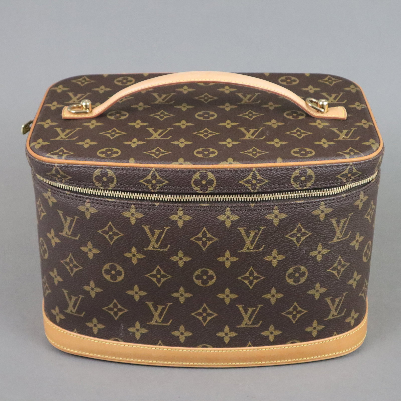 Beauty Case "Nice" LOUIS VUITTON - M47280, "Monogram Canvas", Besätze aus Rindsleder,: Beauty Case "Nice" LOUIS VUITTON - M47280, "Monogram Canvas", Besätze aus Rindsleder, goldfarbene Metallelemente, Doppelschieber-Reißverschluss, innere flache Tasche, Spiegel, ᥿