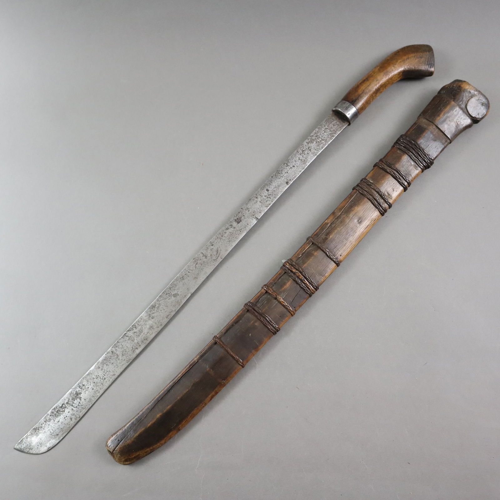 Klewang - Indonesien, Sumatra, kräftige Rückenklinge, massiver abgewinkelter Holzgriff,: Klewang - Indonesien, Sumatra, kräftige Rückenklinge, massiver abgewinkelter Holzgriff, zweischalige Holzscheide mit Bast-Bebänderung, Länge Klinge ca. 50 cm / Gesamtlänge mit