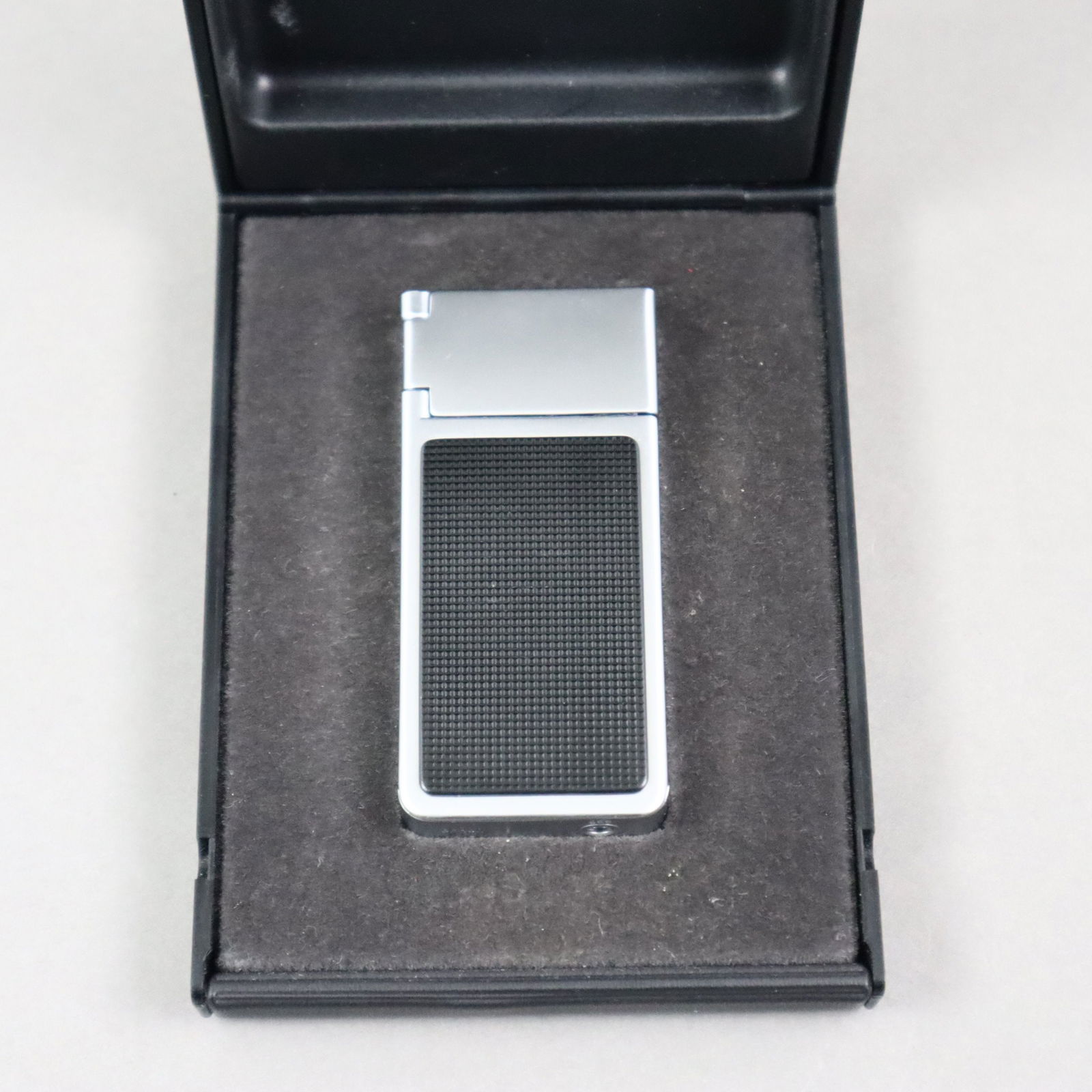 Design-Feuerzeug - Braun, Linear, Designabteilung von Dieter Rams, Edelmetall, längliche Form: Design-Feuerzeug - Braun, Linear, Designabteilung von Dieter Rams, Edelmetall, längliche Form mit Klapp- und Drehmechanismus für die Freigabe der Düse und für die Zündung, mit