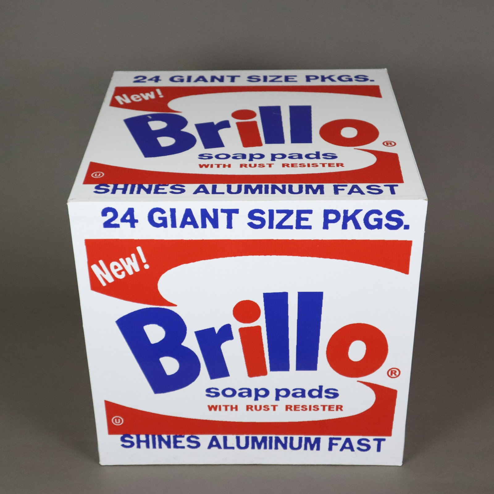 Warhol, Andy (1928 Pittsburgh - 1987 New York, nach) - "Brillo Box", Acryldruck auf glattem: Warhol, Andy (1928 Pittsburgh - 1987 New York, nach) - "Brillo Box", Acryldruck auf glattem Kunststoff auf Pressspann-Box, innenseitig Museumsstempel "The Andy Warhol Museum of Moden Art Medzilaborce/