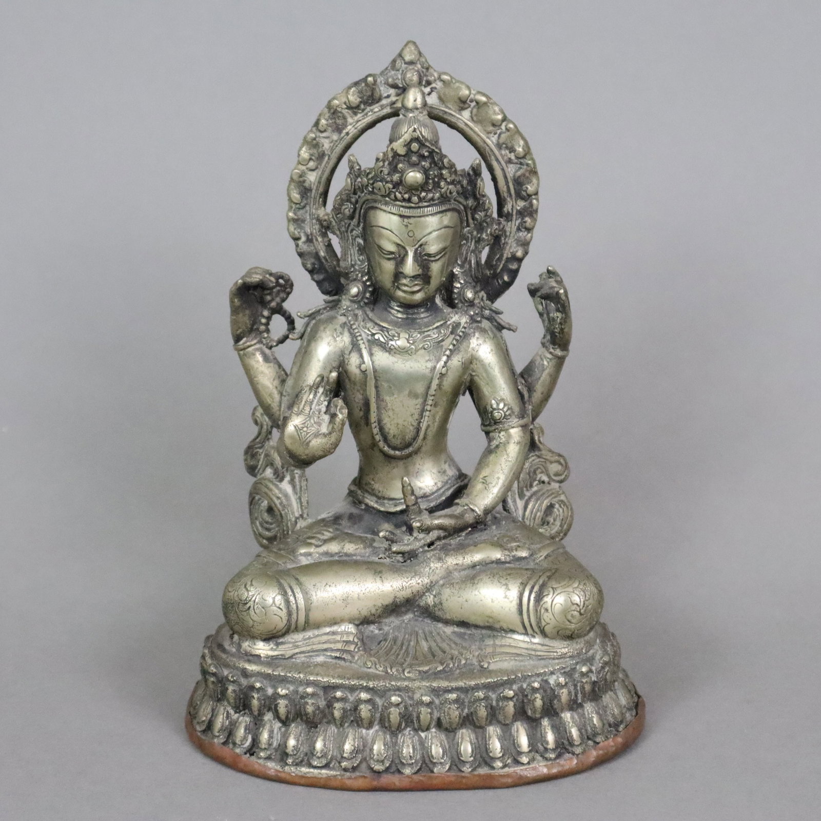 Figur der Prajnaparamita - Tibet / Nepal, silbriges Metall, die Gottheit der transzendentalen: Figur der Prajnaparamita - Tibet / Nepal, silbriges Metall, die Gottheit der transzendentalen Weisheit sitzt in padmasana auf einem doppelten Lotosthron, die rechte Hand in vitarka mudra, der Geste de