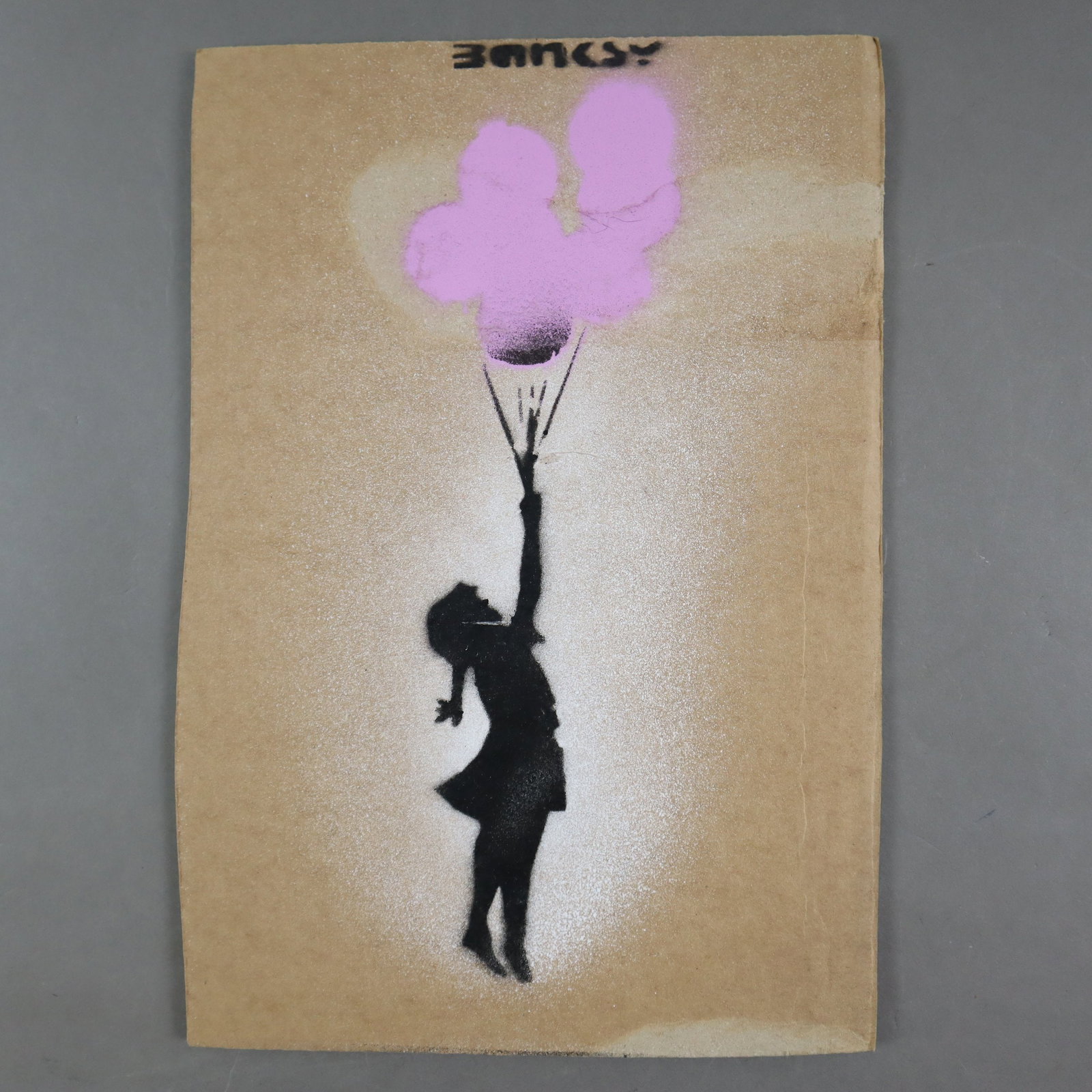 Banksy (*1974 Bristol, nach) - "Flying Balloon Girl", 2015, Souvenir aus der Ausstellung "Dismaland": Banksy (*1974 Bristol, nach) - "Flying Balloon Girl", 2015, Souvenir aus der Ausstellung "Dismaland" in Weston-super-Mare in Somerset, Pochoir-Druck (Schablonengraffiti) auf Pappe mit uneben beschnitt