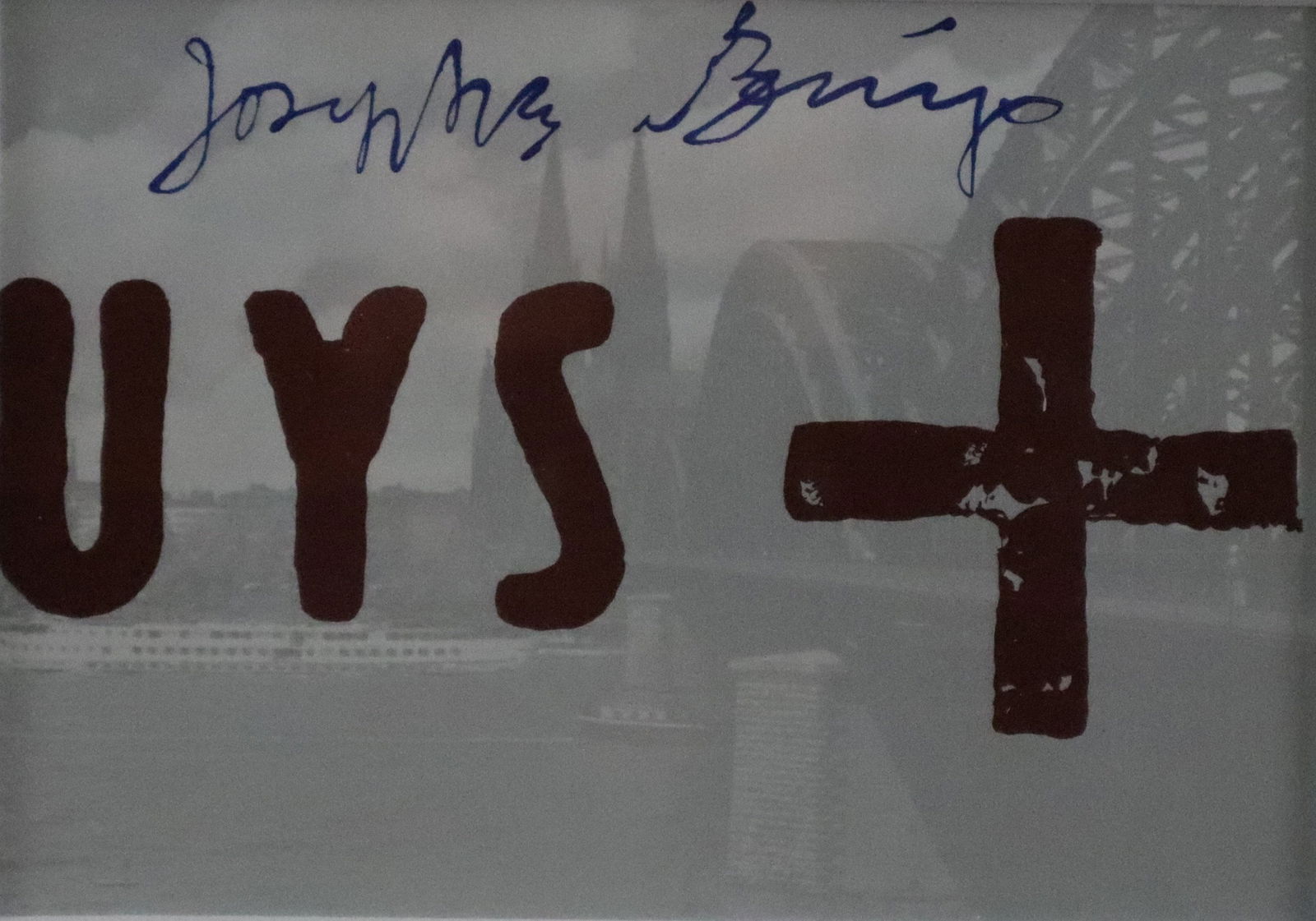 Beuys, Joseph (1921 Krefeld - 1986 Düsseldorf) - "Köln", handsignierte Kunstpostkarte,: Beuys, Joseph (1921 Krefeld - 1986 Düsseldorf) - "Köln", handsignierte Kunstpostkarte, Multiple, oben Unterschrift "Joseph Beuys", mit Doppelpassepartout unter Glas gerahmt, sichtbares Ma