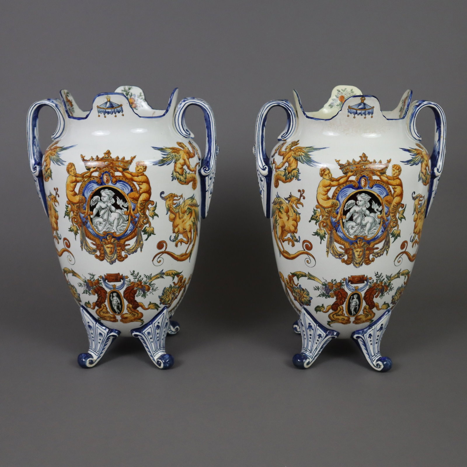 Vasenpaar im Renaissance-Stil - Faïencerie de Gien, Frankreich, Ende 19. Jh., Fayence, weiß: Vasenpaar im Renaissance-Stil - Faïencerie de Gien, Frankreich, Ende 19. Jh., Fayence, weiß lasiert, polychrome Malerei, auf vier Füßen ovoider Körper mit seitlichen Henkeln u