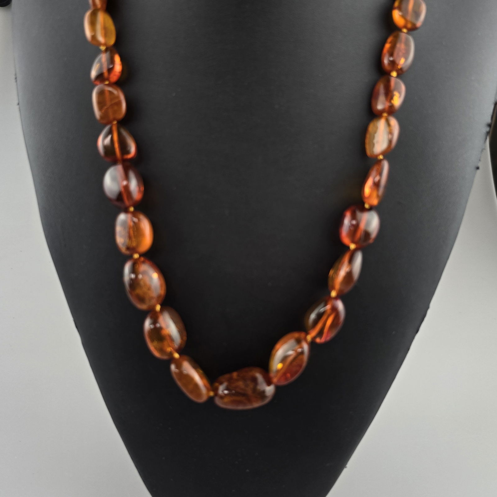 Bernsteinkette - abgerundete fein polierte Elemente aus dunkel honigfarbenem Bernstein in (1 of 7)
