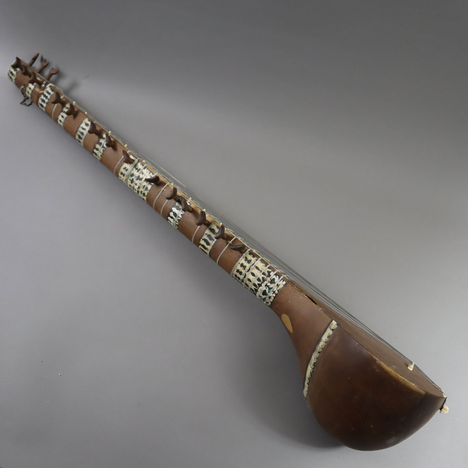 Orientalische Langhalslaute - sog. Tanbur (Tambur), traditionelles Musikinstrument mit insgesamt 17: Orientalische Langhalslaute - sog. Tanbur (Tambur), traditionelles Musikinstrument mit insgesamt 17 Saiten, bauchiger Holzkorpus mit Beineinlagen, älter, zeitbedingte Gebrauchsspuren, Beschä
