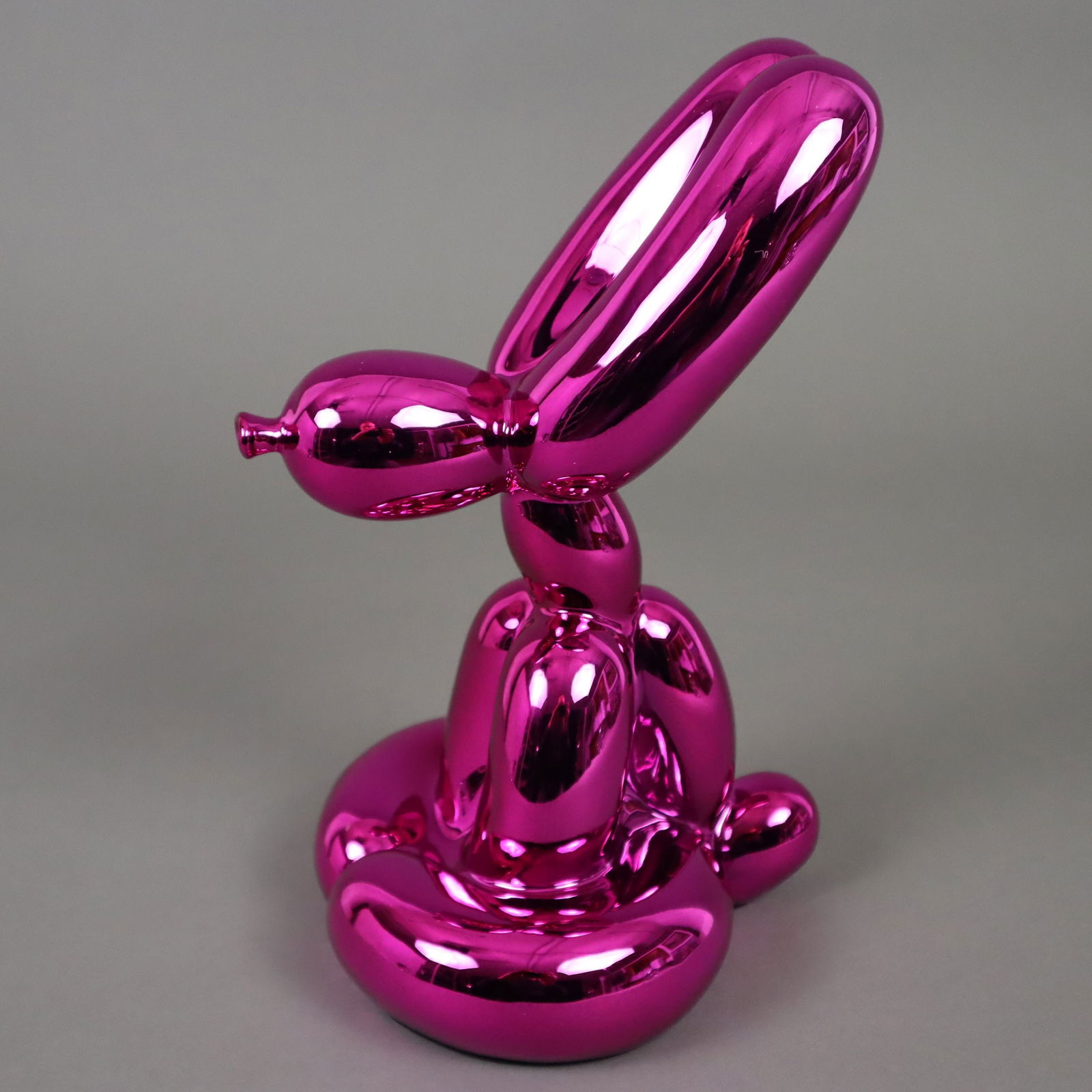 Koons, Jeff (*1955, nach) - "Balloon Rabbit" (Magenta), Kaltgussharz, Auflagenummer 141/999, É: Koons, Jeff (*1955, nach) - "Balloon Rabbit" (Magenta), Kaltgussharz, Auflagenummer 141/999, Éditions Studio (mit Zertifikat), 25 x 14 x 13,5 cm, in Originalverpackung