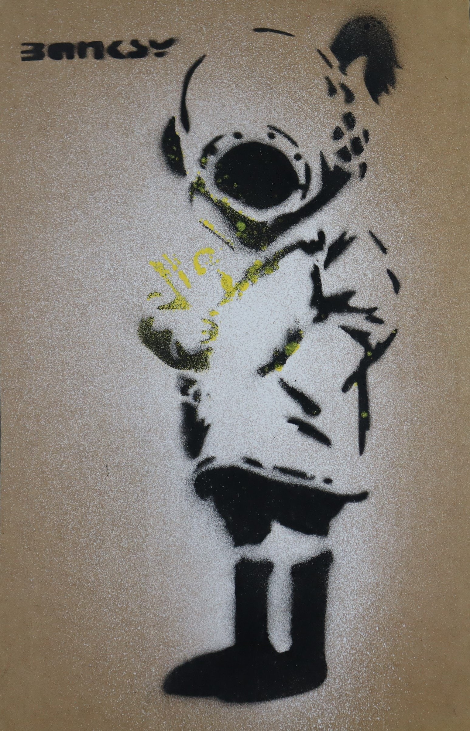 Banksy (*1974 Bristol, nach) - "Space Girl", 2015, Souvenir aus der Ausstellung "Dismaland" in: Banksy (*1974 Bristol, nach) - "Space Girl", 2015, Souvenir aus der Ausstellung "Dismaland" in Weston-super-Mare in Somerset, Pochoir-Druck (Schablonengraffiti) auf Pappe mit uneben beschnittenem Rand