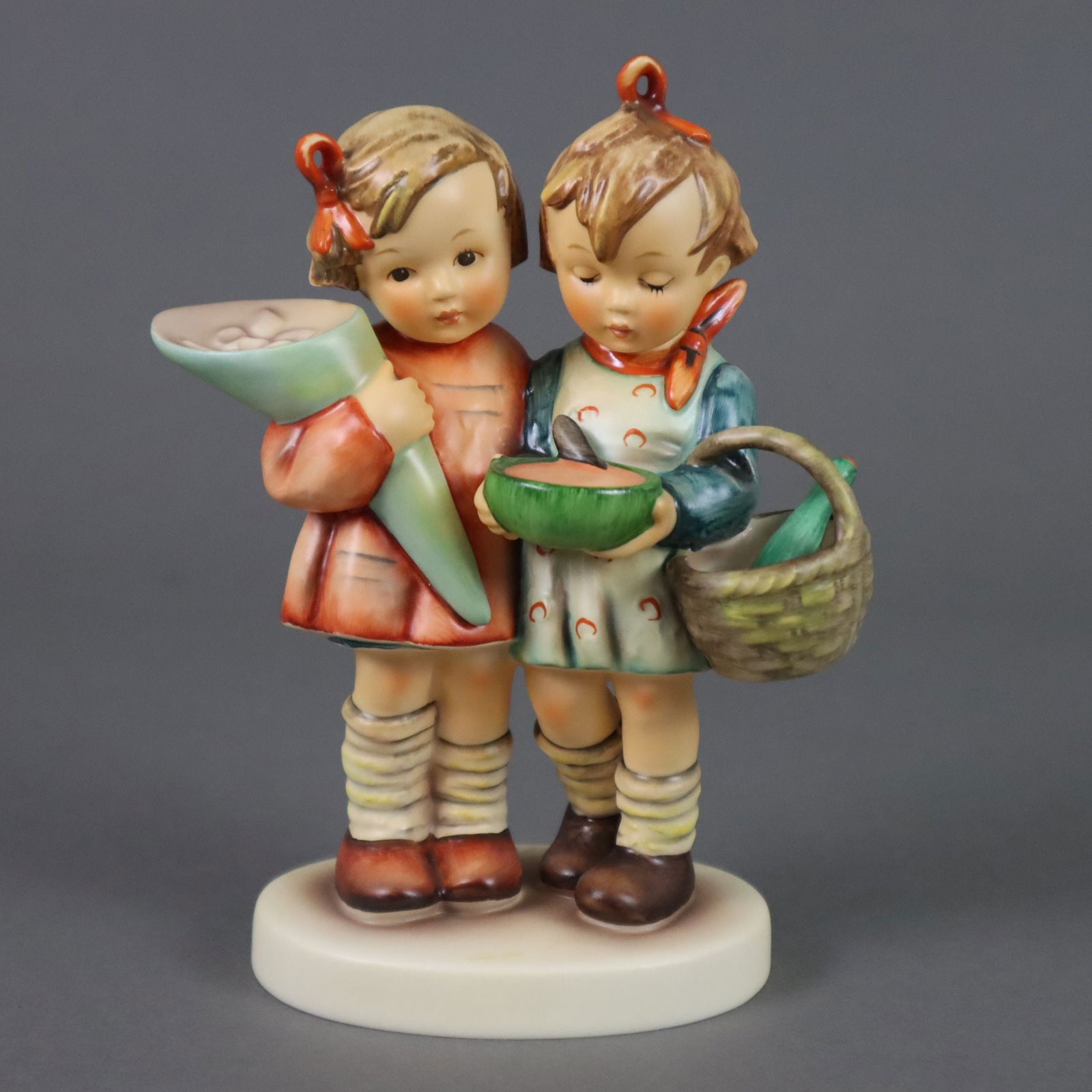 Große Hummelfigur "Hausmütterchen / Going to Grandma's" - Go: Große Hummelfigur "Hausmütterchen / Going to Grandma's" - Goebel, Keramik, polychrom bemalt, Sockel signiert "M. J. Hummel", Millennium Revival Collection 2000, limitierte Auflage, Nr. 1392/
