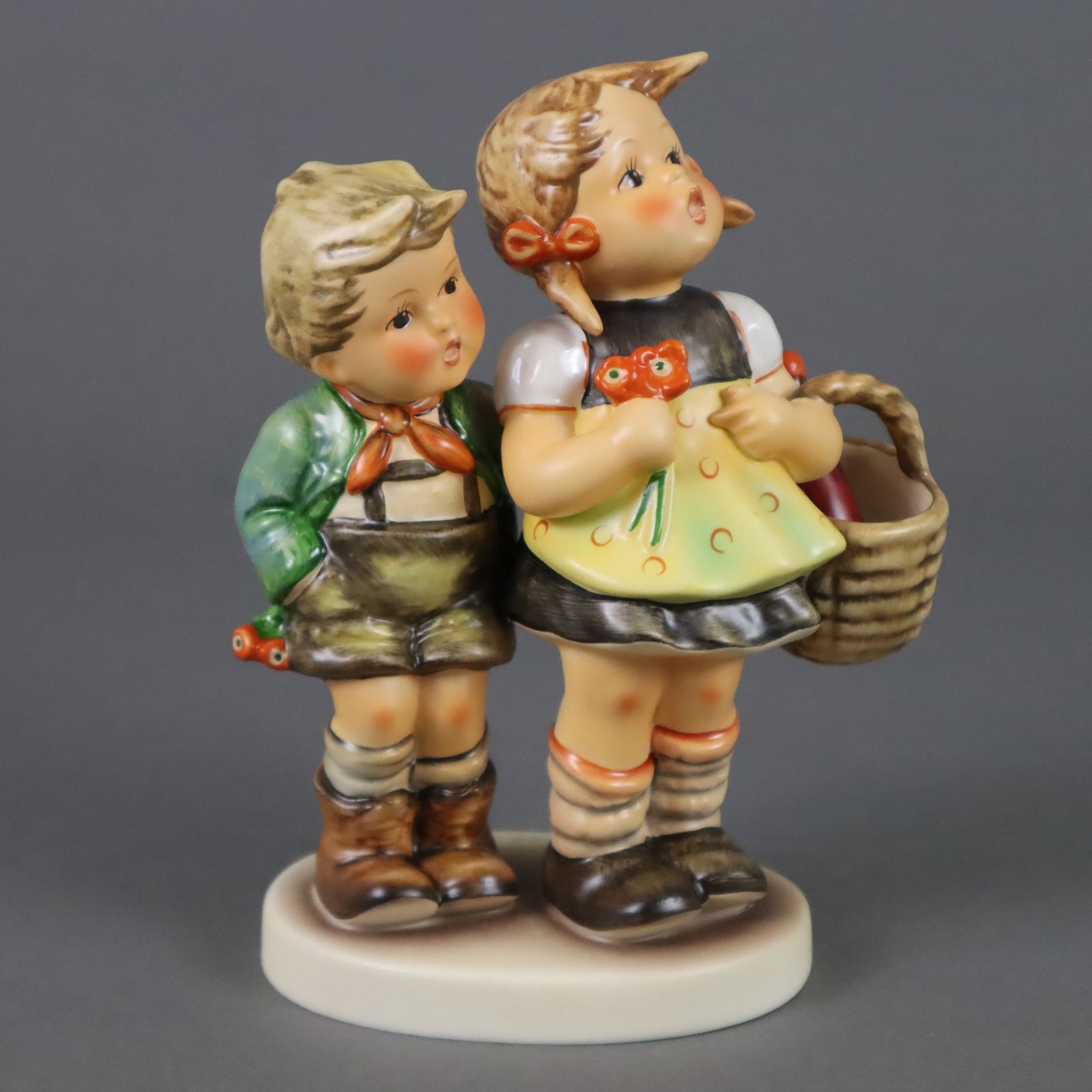 Große Hummelfigur "Brüderlein und Schwesterlein / To Market": Große Hummelfigur "Brüderlein und Schwesterlein / To Market" - Goebel, Keramik, polychrom bemalt, Sockel signiert "M. J. Hummel", Millennium Revival Collection 2000, limitierte Auflage, Nr.