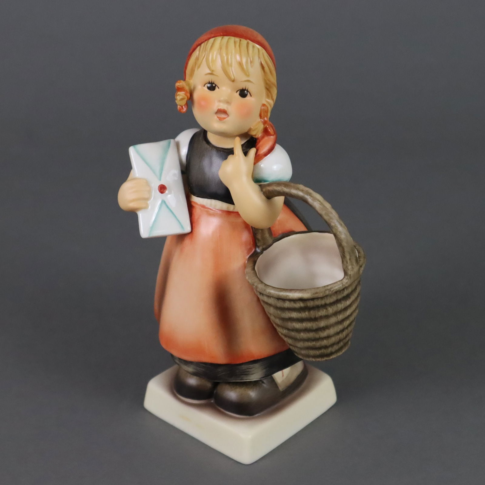 Große Hummelfigur "Die Gratulantin" - Goebel, Keramik, polyc: Große Hummelfigur "Die Gratulantin" - Goebel, Keramik, polychrom bemalt, Mädchen mit Brief und Korb, Sockel signiert "M. J. Hummel", Millennium Revival Collection 2000, limitierte Auflage, N