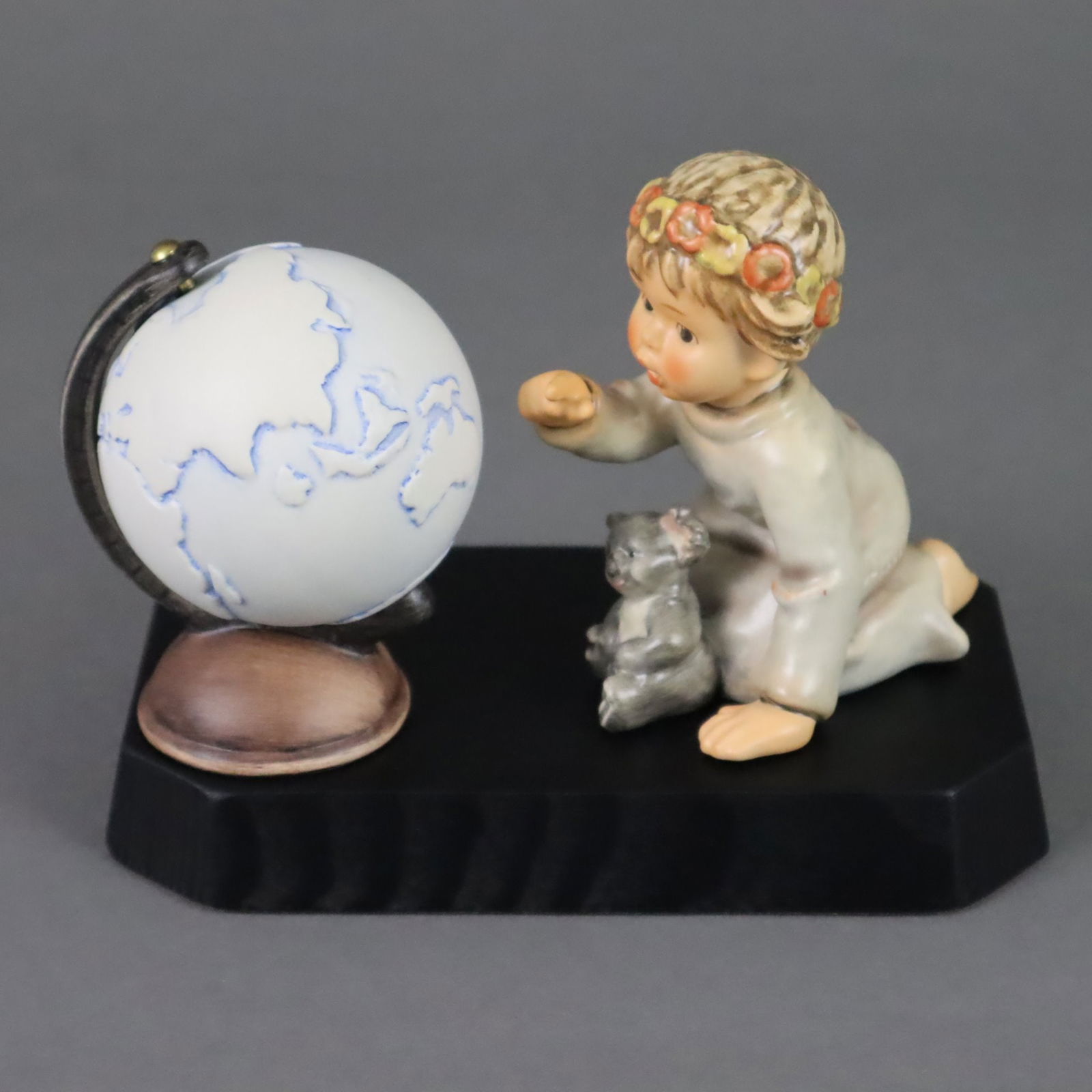 Hummelfigur "Schau, da ist Australien/ Australien Wanderer": Hummelfigur "Schau, da ist Australien/ Australien Wanderer" - Goebel, Keramik, polychrom bemalt, signiert "Hummel", Entwurf: Helmut Fischer und Tamara Fuchs (1998), Sonderbodenstempel: Erste Ausgabe -