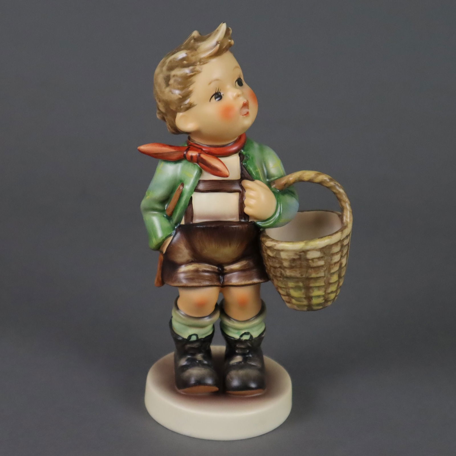 Große Hummelfigur "Dorfbub" - Goebel, Keramik, polychrom bem: Große Hummelfigur "Dorfbub" - Goebel, Keramik, polychrom bemalt, Sockel signiert "M. J. Hummel", Millennium Revival Collection 2000, limitierte Auflage, Nr. 1392/2000, Modellnummer 49/I, Bodenunt