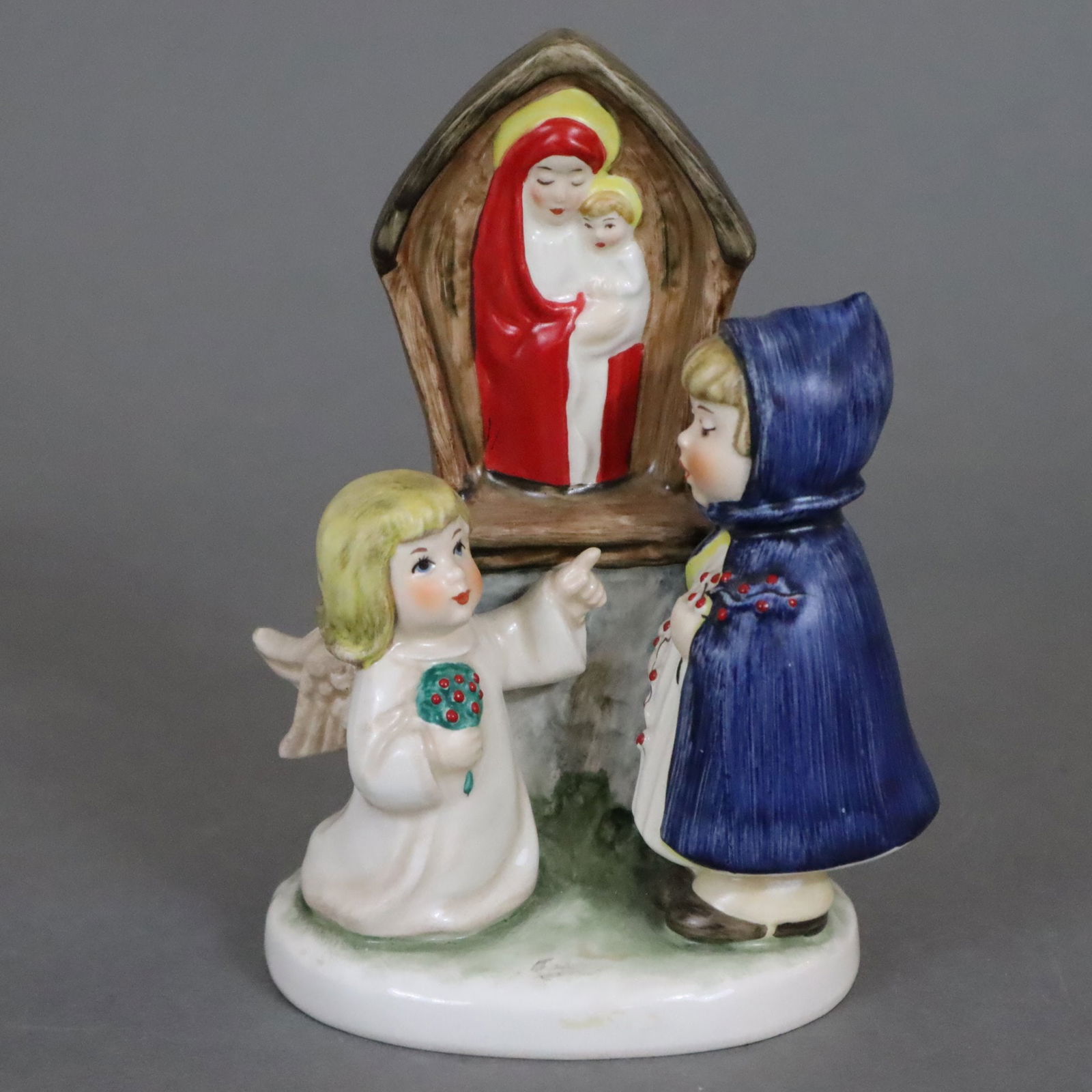 Mädchen und Engel am Marterl - Goebel, Steinzeug, polychrom: Mädchen und Engel am Marterl - Goebel, Steinzeug, polychrom bemalt, Modellnr. 44 055 13, Bodenunterseite mit Manufakturmarke 1979-1990, H.ca.14cm
